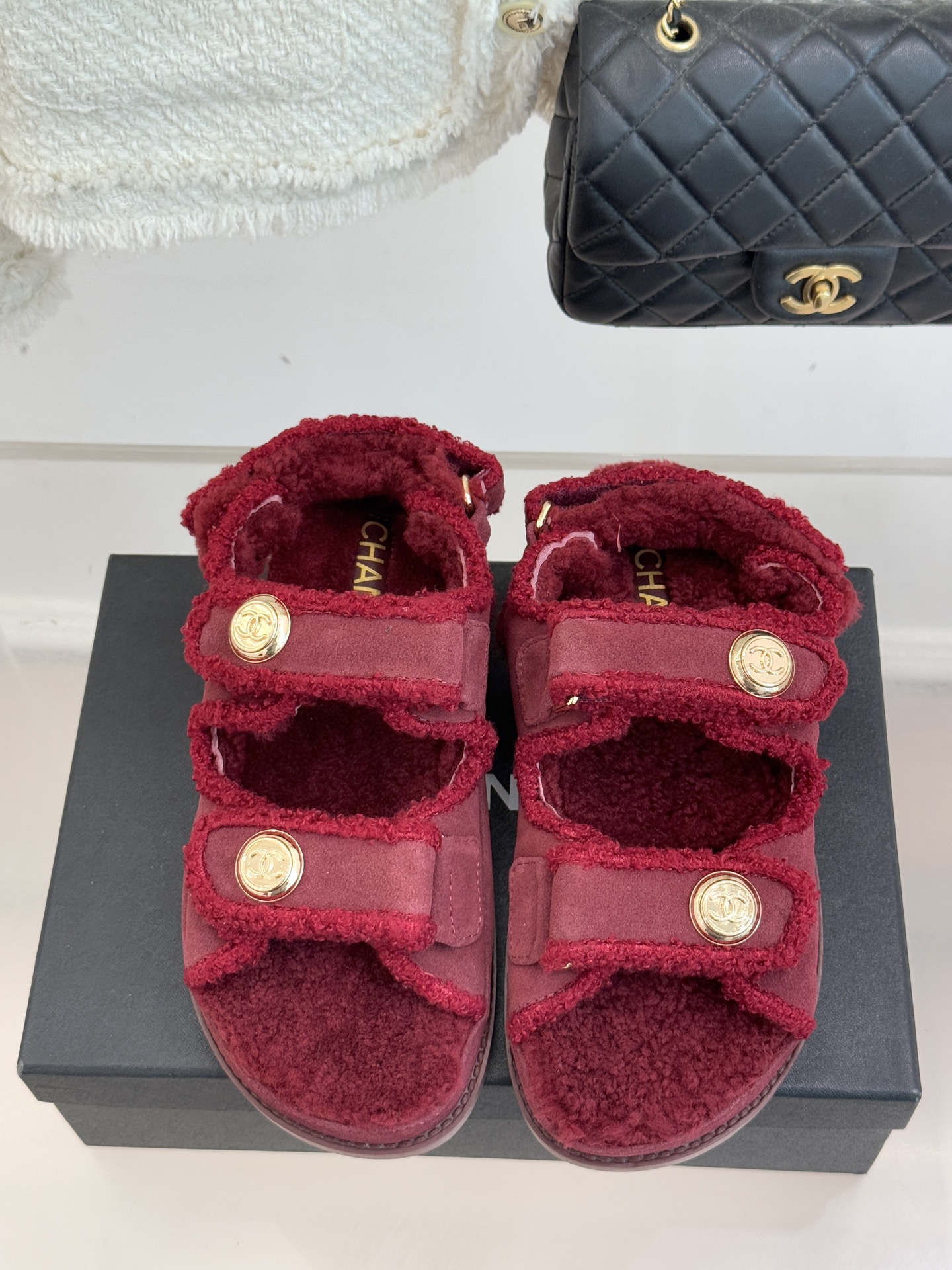 CHANE*｜小香25K新品魔术贴沙滩羊毛凉鞋当南法海岸的风掠过脚背这款羊毛凉鞋正书写度假美学新章体育界