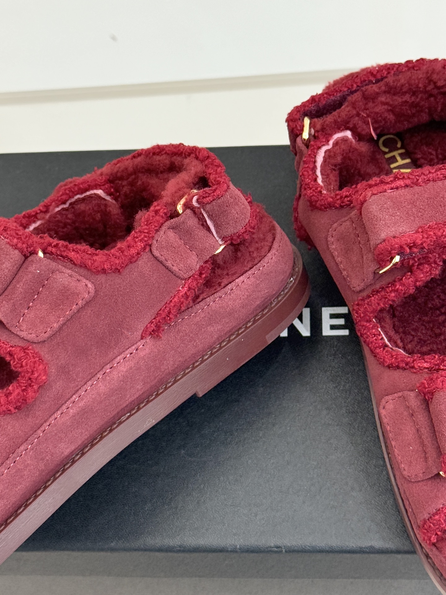 CHANE*｜小香25K新品魔术贴沙滩羊毛凉鞋当南法海岸的风掠过脚背这款羊毛凉鞋正书写度假美学新章体育界