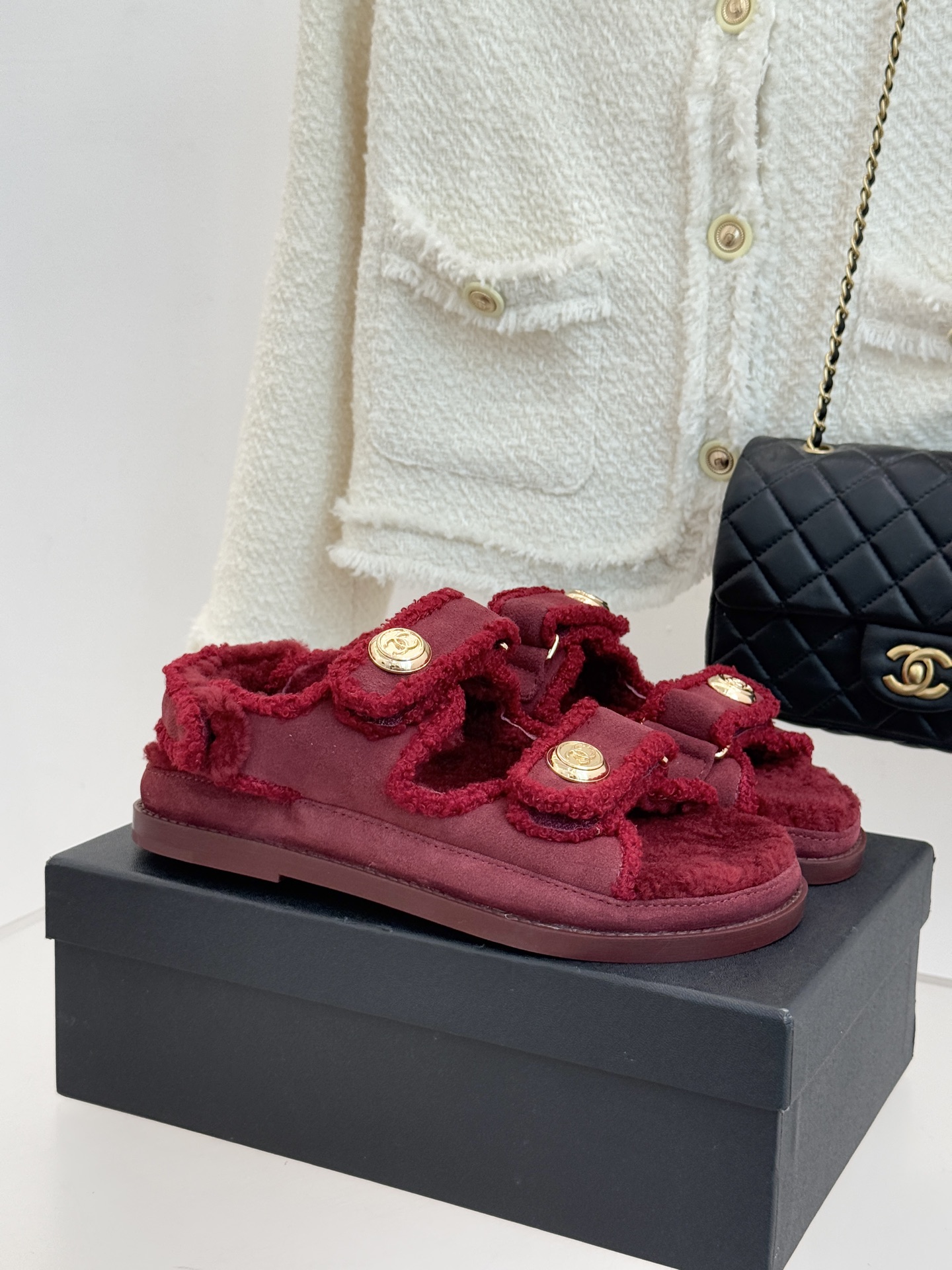 CHANE*｜小香25K新品魔术贴沙滩羊毛凉鞋当南法海岸的风掠过脚背这款羊毛凉鞋正书写度假美学新章体育界