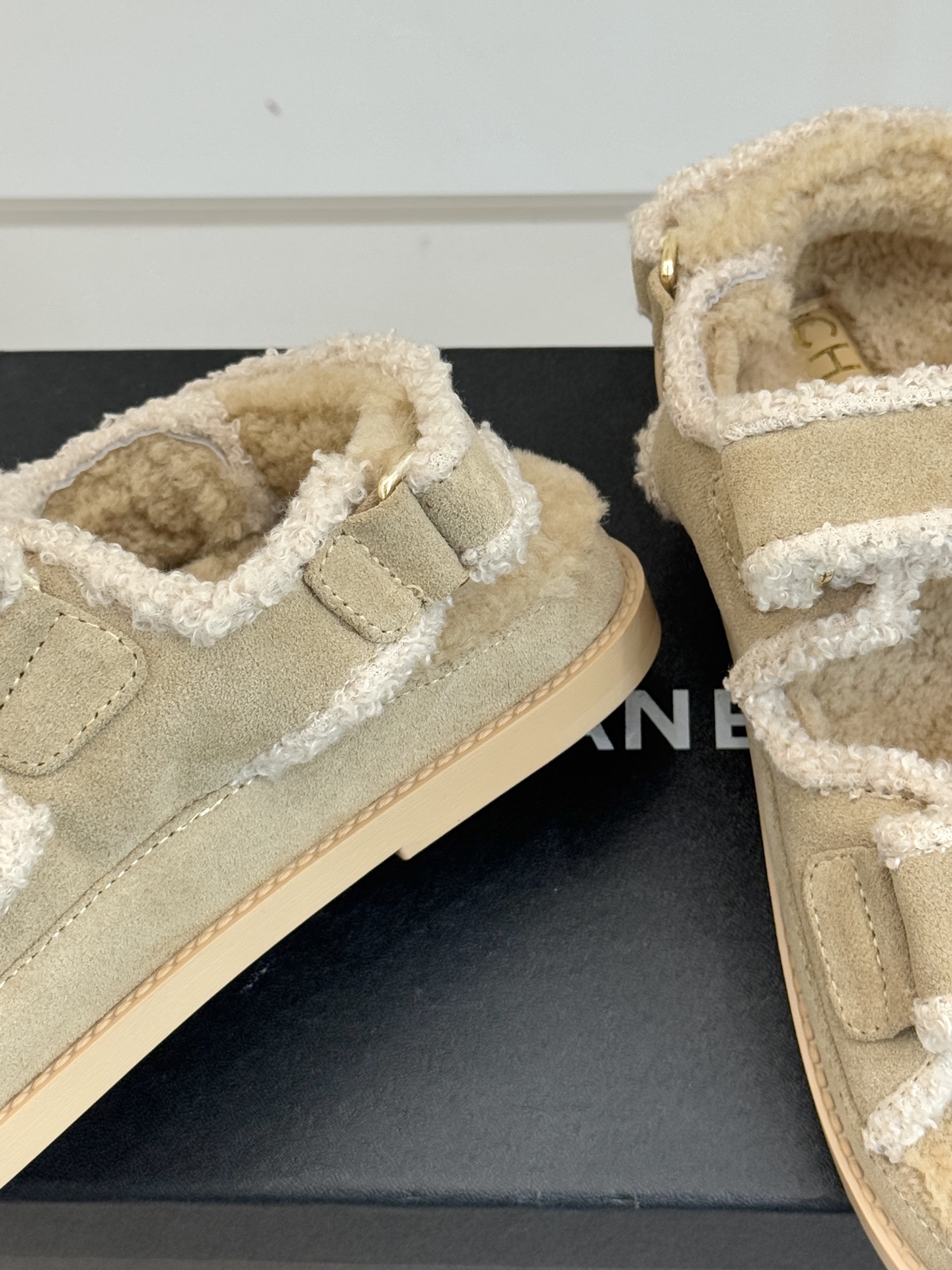 CHANE*｜小香25K新品魔术贴沙滩羊毛凉鞋当南法海岸的风掠过脚背这款羊毛凉鞋正书写度假美学新章体育界