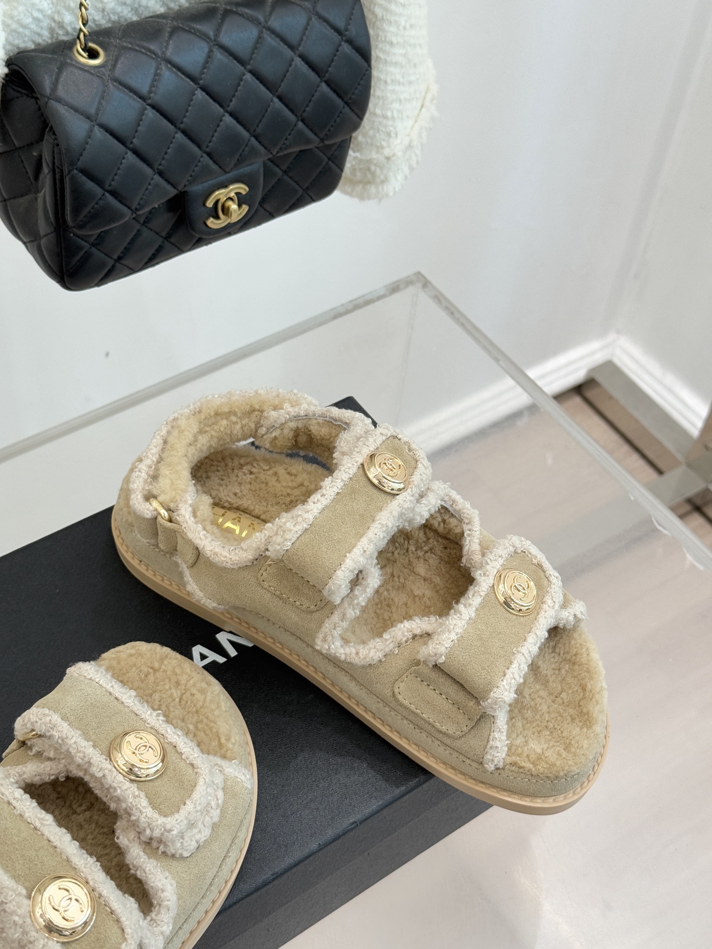 CHANE*｜小香25K新品魔术贴沙滩羊毛凉鞋当南法海岸的风掠过脚背这款羊毛凉鞋正书写度假美学新章体育界