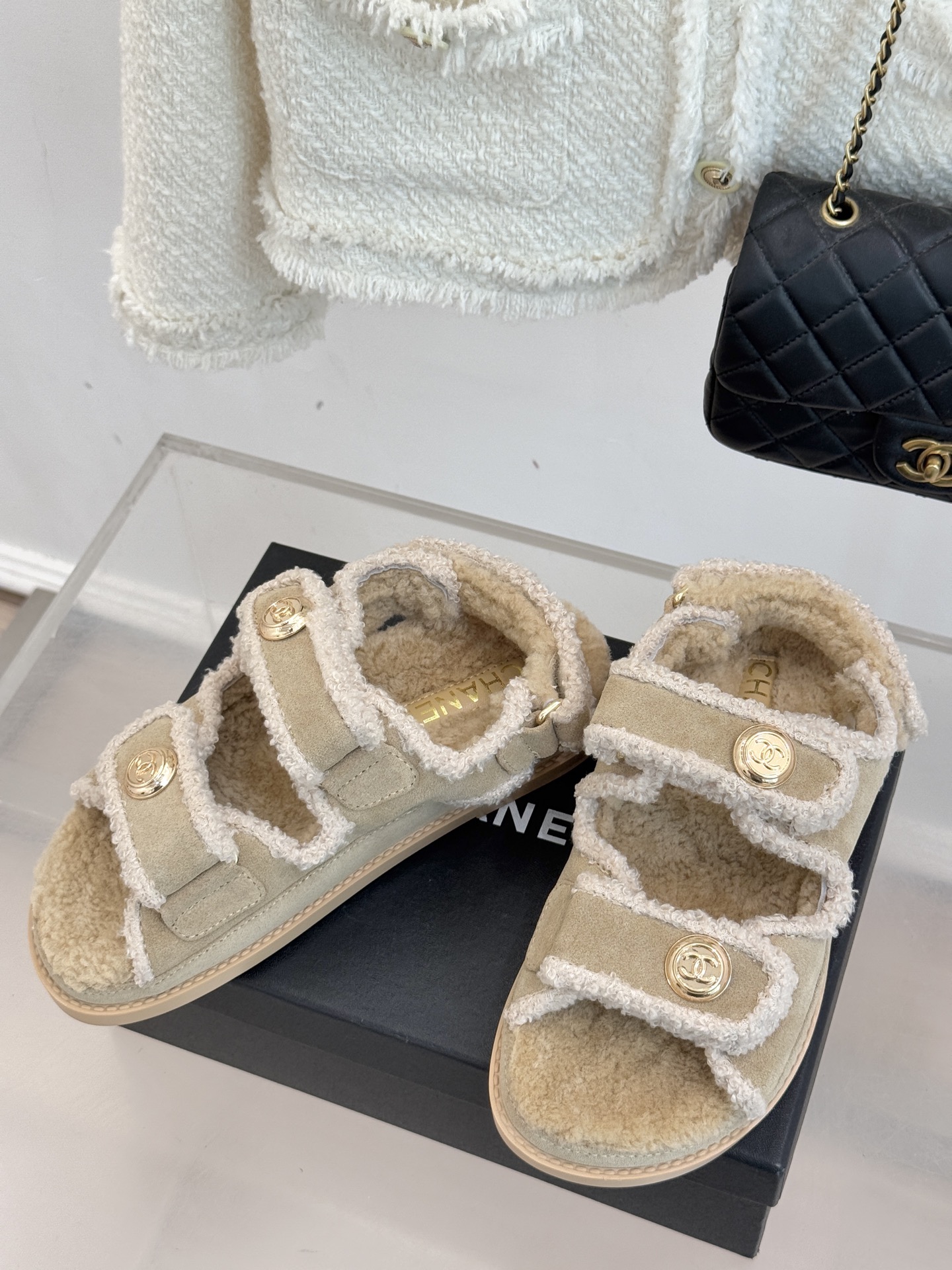 CHANE*｜小香25K新品魔术贴沙滩羊毛凉鞋当南法海岸的风掠过脚背这款羊毛凉鞋正书写度假美学新章体育界