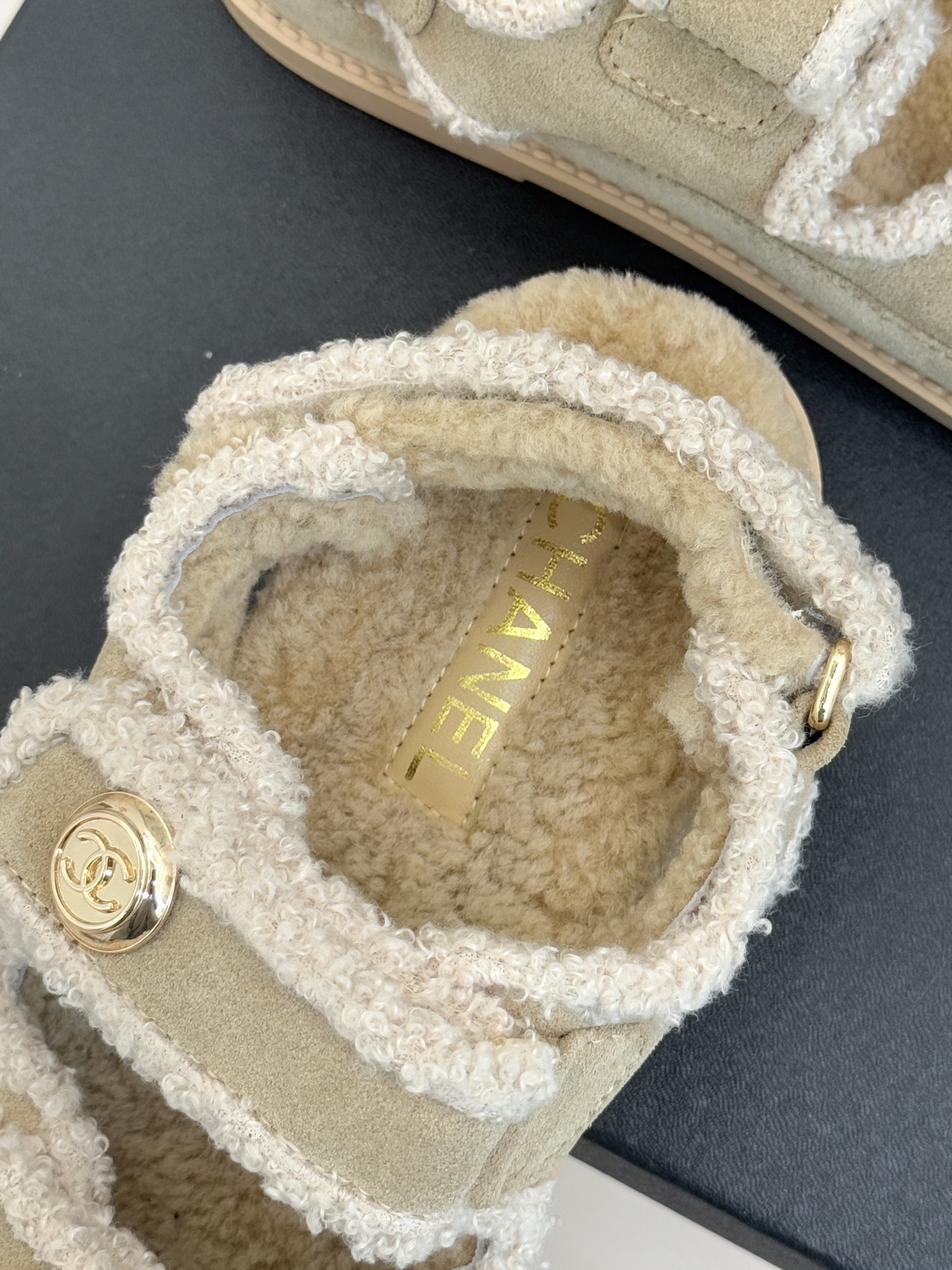 CHANE*｜小香25K新品魔术贴沙滩羊毛凉鞋当南法海岸的风掠过脚背这款羊毛凉鞋正书写度假美学新章体育界