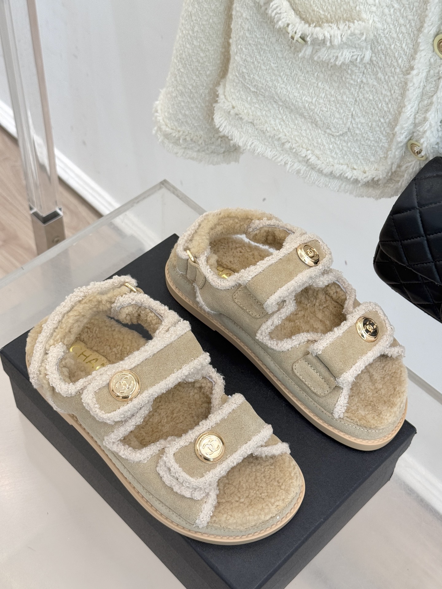 CHANE*｜小香25K新品魔术贴沙滩羊毛凉鞋当南法海岸的风掠过脚背这款羊毛凉鞋正书写度假美学新章体育界