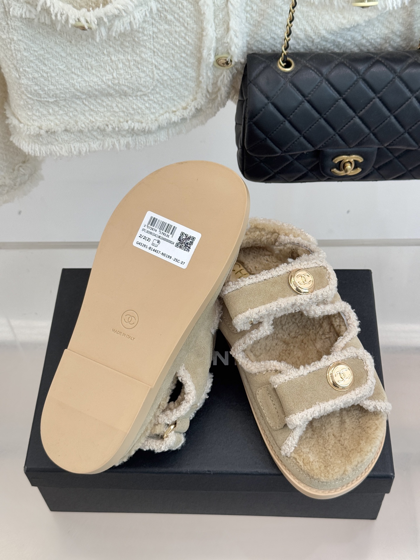 CHANE*｜小香25K新品魔术贴沙滩羊毛凉鞋当南法海岸的风掠过脚背这款羊毛凉鞋正书写度假美学新章体育界