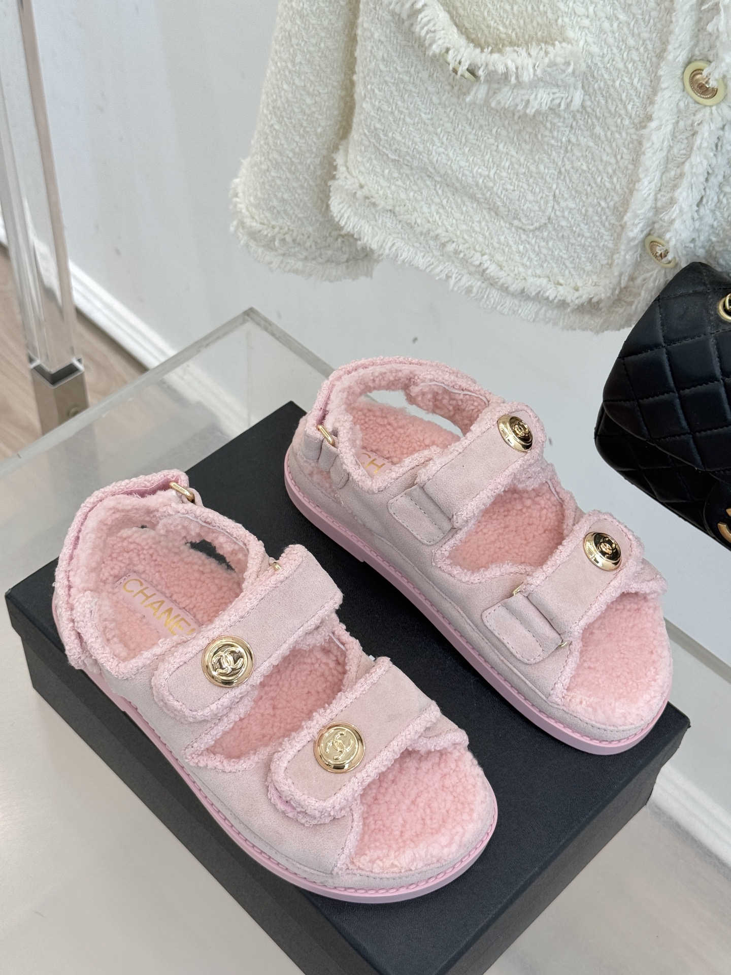 CHANE*｜小香25K新品魔术贴沙滩羊毛凉鞋当南法海岸的风掠过脚背这款羊毛凉鞋正书写度假美学新章体育界