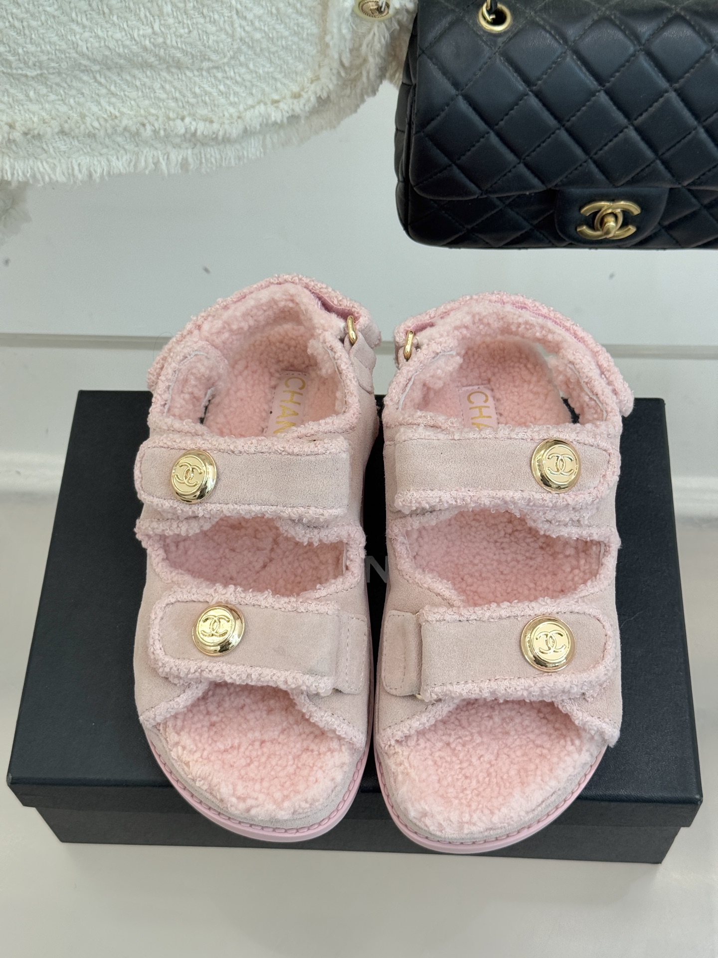 CHANE*｜小香25K新品魔术贴沙滩羊毛凉鞋当南法海岸的风掠过脚背这款羊毛凉鞋正书写度假美学新章体育界