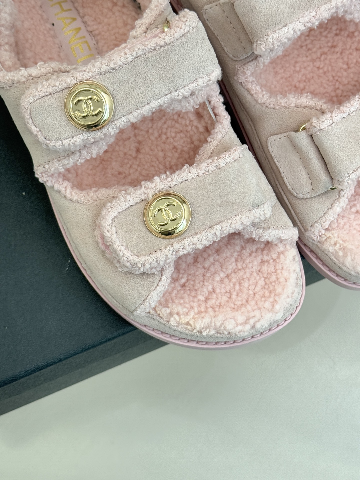 CHANE*｜小香25K新品魔术贴沙滩羊毛凉鞋当南法海岸的风掠过脚背这款羊毛凉鞋正书写度假美学新章体育界