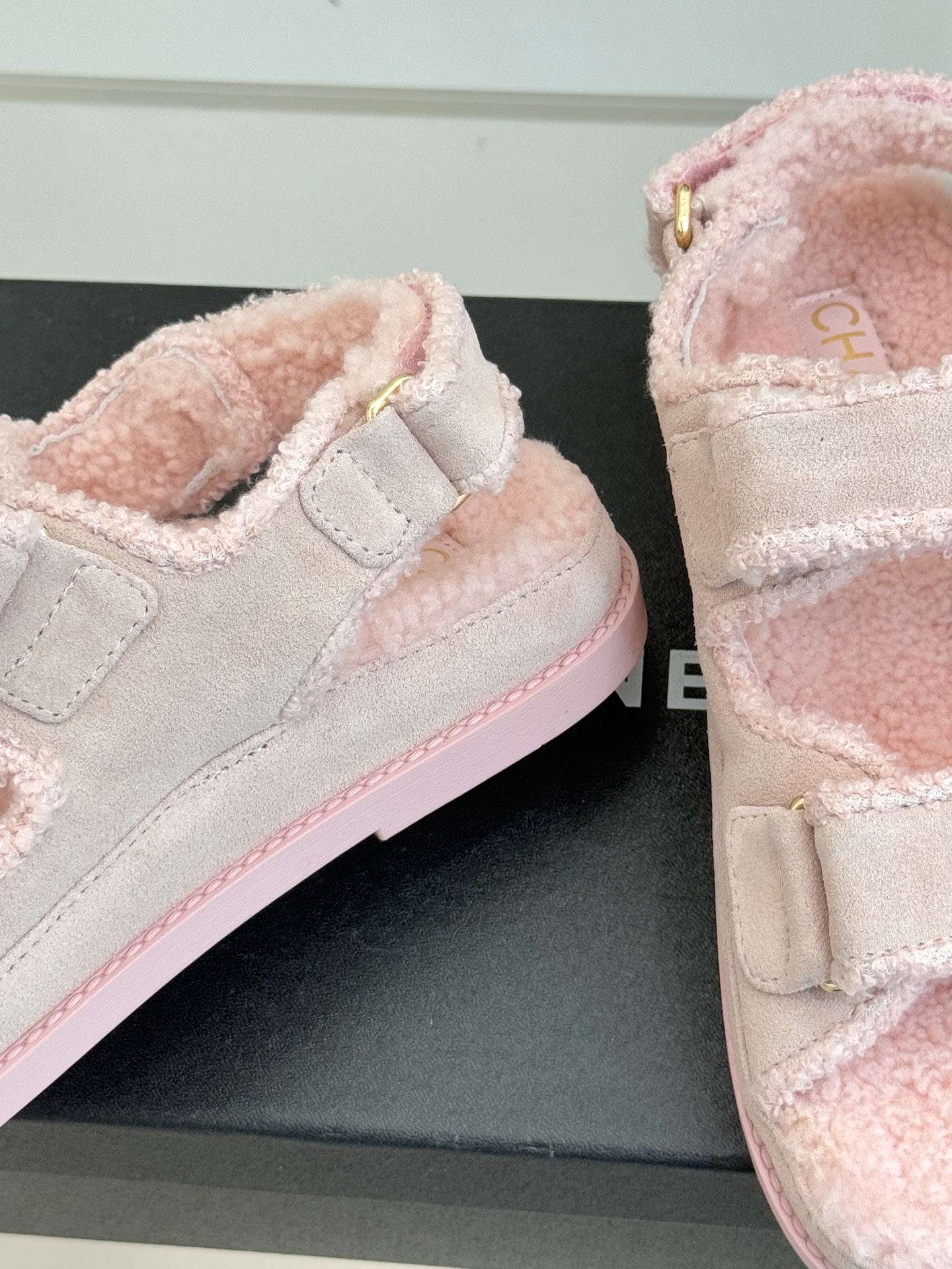 CHANE*｜小香25K新品魔术贴沙滩羊毛凉鞋当南法海岸的风掠过脚背这款羊毛凉鞋正书写度假美学新章体育界