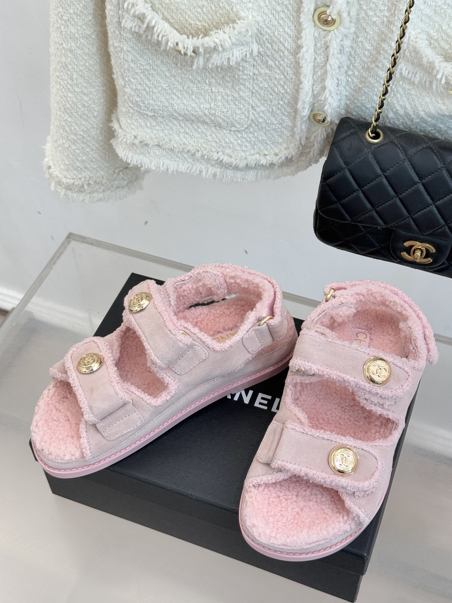 CHANE*｜小香25K新品魔术贴沙滩羊毛凉鞋当南法海岸的风掠过脚背这款羊毛凉鞋正书写度假美学新章体育界