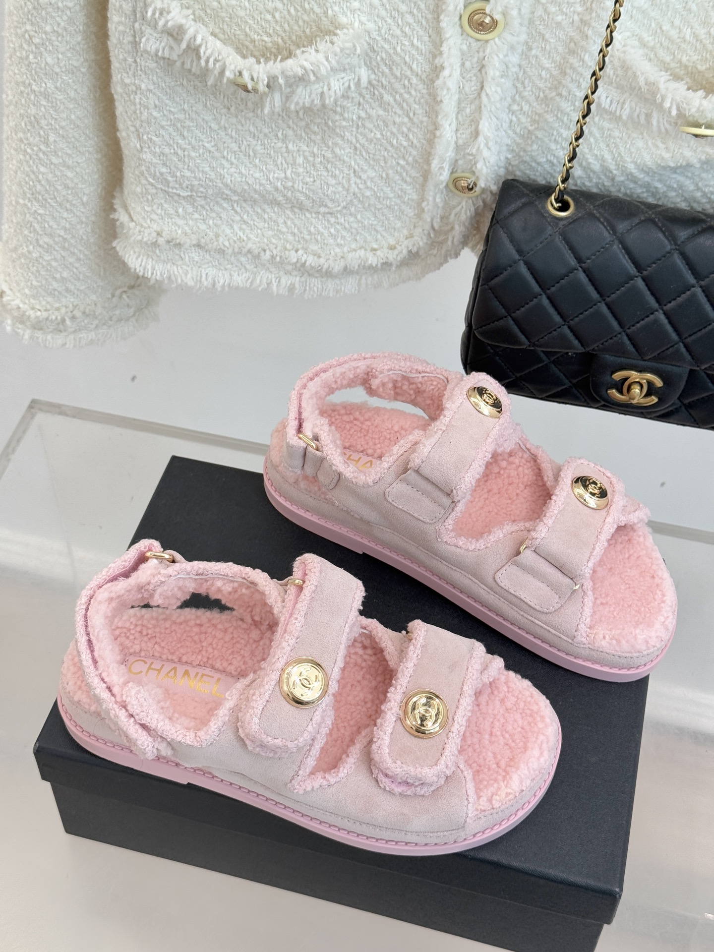 CHANE*｜小香25K新品魔术贴沙滩羊毛凉鞋当南法海岸的风掠过脚背这款羊毛凉鞋正书写度假美学新章体育界