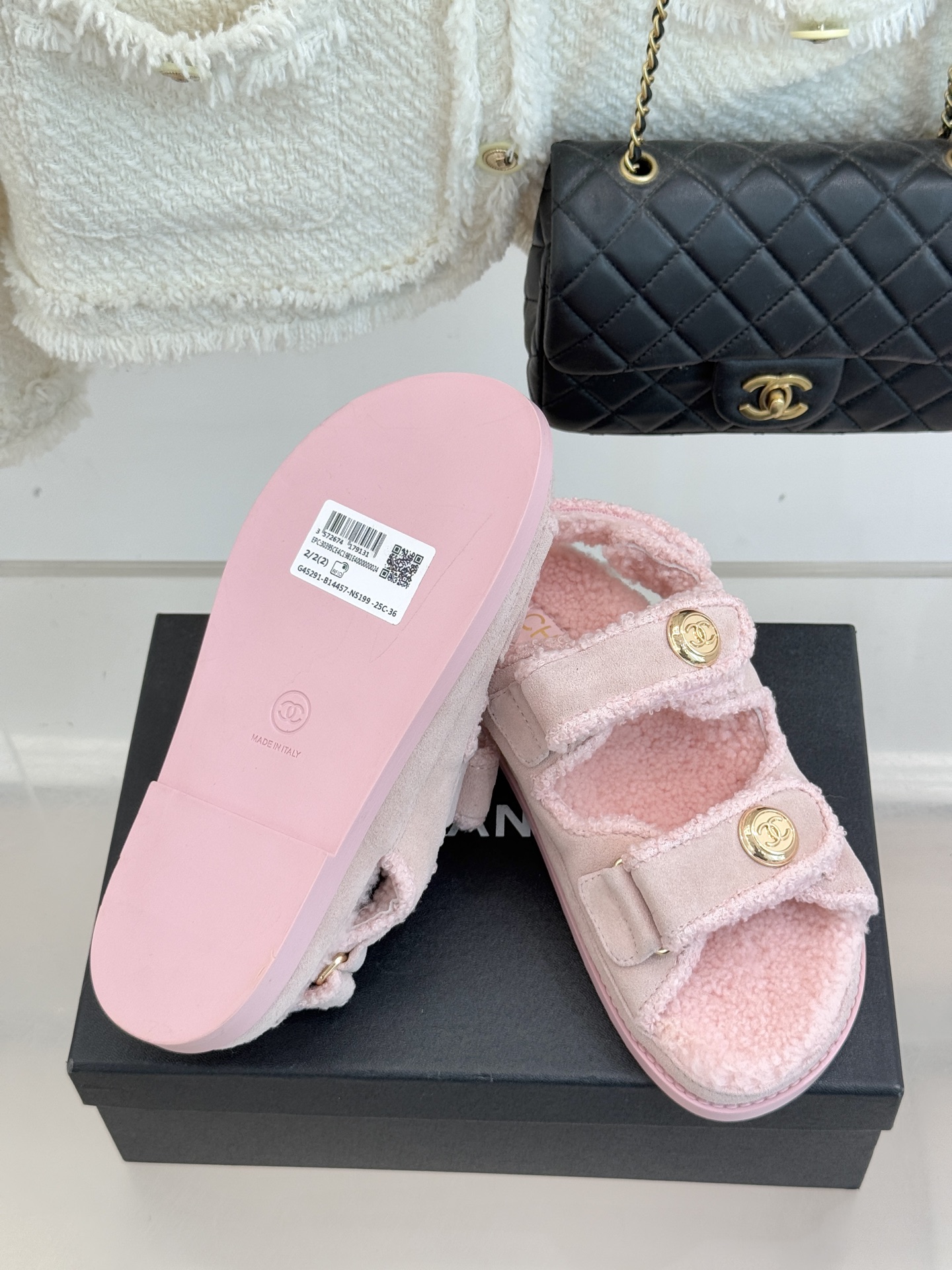 CHANE*｜小香25K新品魔术贴沙滩羊毛凉鞋当南法海岸的风掠过脚背这款羊毛凉鞋正书写度假美学新章体育界