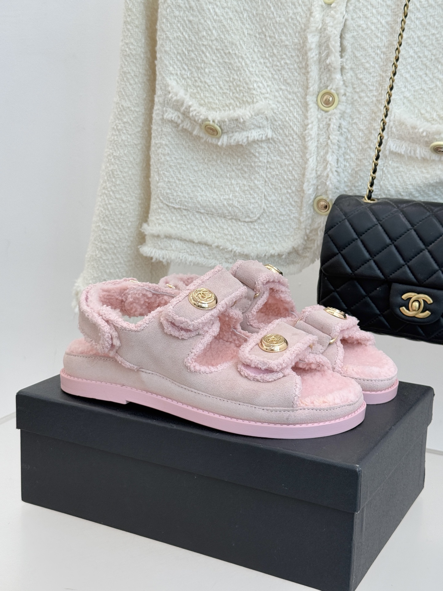 CHANE*｜小香25K新品魔术贴沙滩羊毛凉鞋当南法海岸的风掠过脚背这款羊毛凉鞋正书写度假美学新章体育界