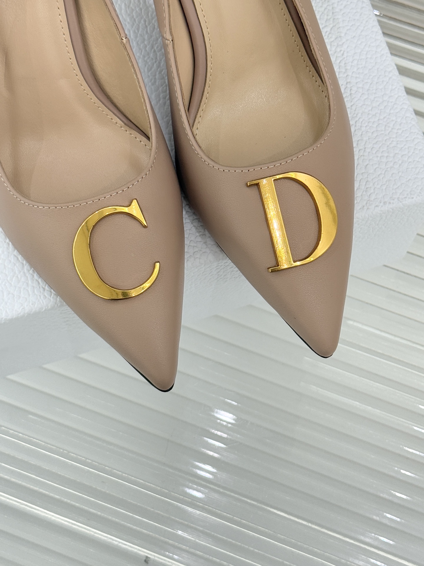 Dior/迪奥25WF新品CD金属扣尖头高跟鞋单鞋这款鞋以利落廓形重塑女性力量美学鞋跟高度拿捏得宜 既衬
