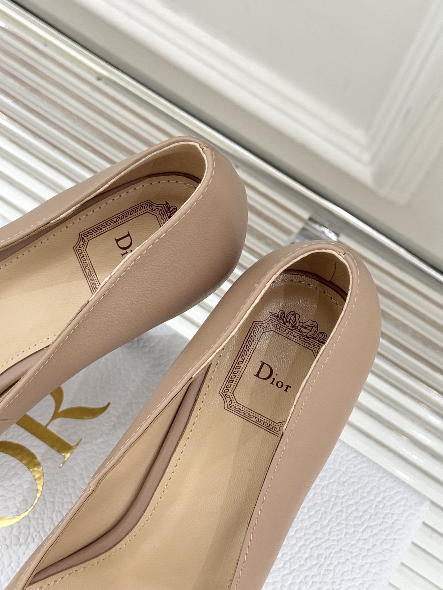 Dior/迪奥25WF新品CD金属扣尖头高跟鞋单鞋这款鞋以利落廓形重塑女性力量美学鞋跟高度拿捏得宜 既衬