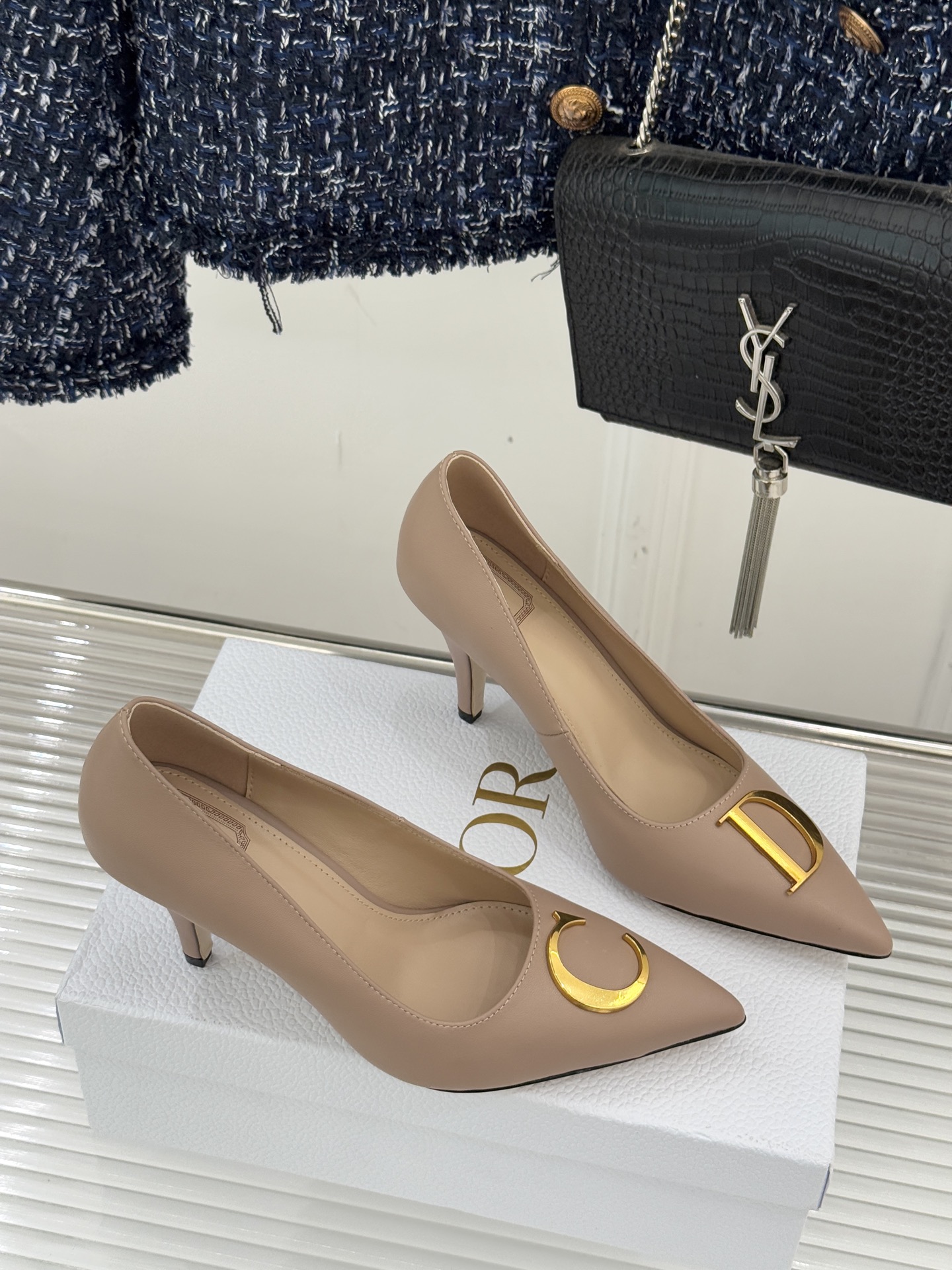 Dior/迪奥25WF新品CD金属扣尖头高跟鞋单鞋这款鞋以利落廓形重塑女性力量美学鞋跟高度拿捏得宜 既衬