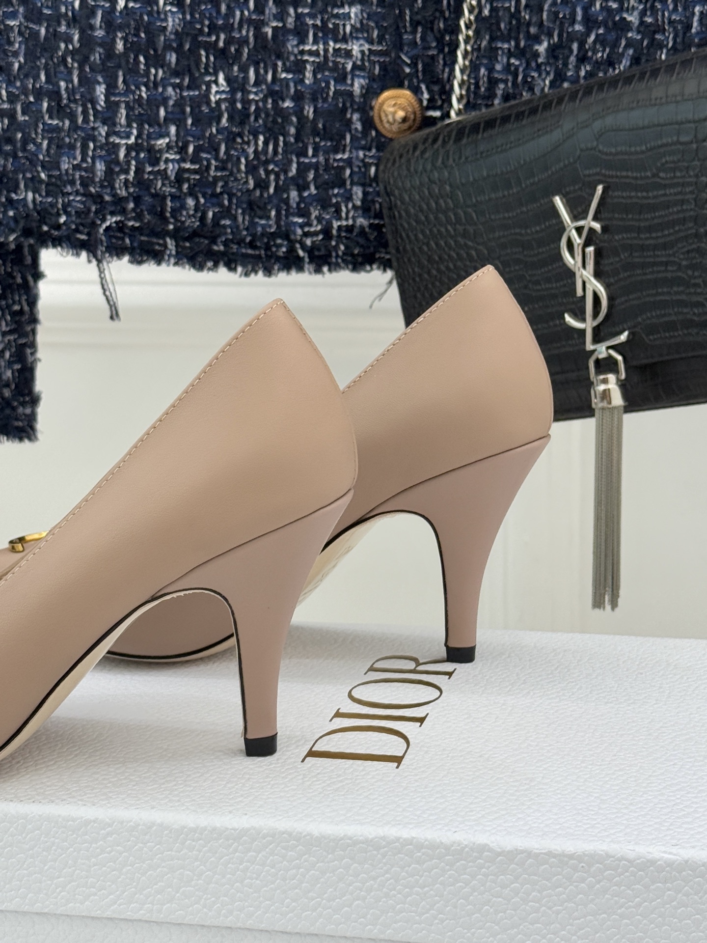 Dior/迪奥25WF新品CD金属扣尖头高跟鞋单鞋这款鞋以利落廓形重塑女性力量美学鞋跟高度拿捏得宜 既衬