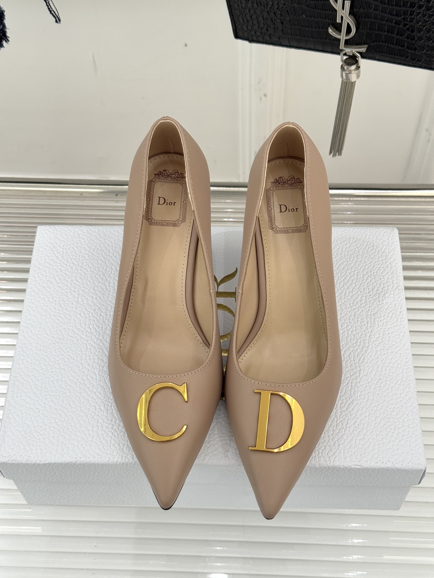 Dior/迪奥25WF新品CD金属扣尖头高跟鞋单鞋这款鞋以利落廓形重塑女性力量美学鞋跟高度拿捏得宜 既衬