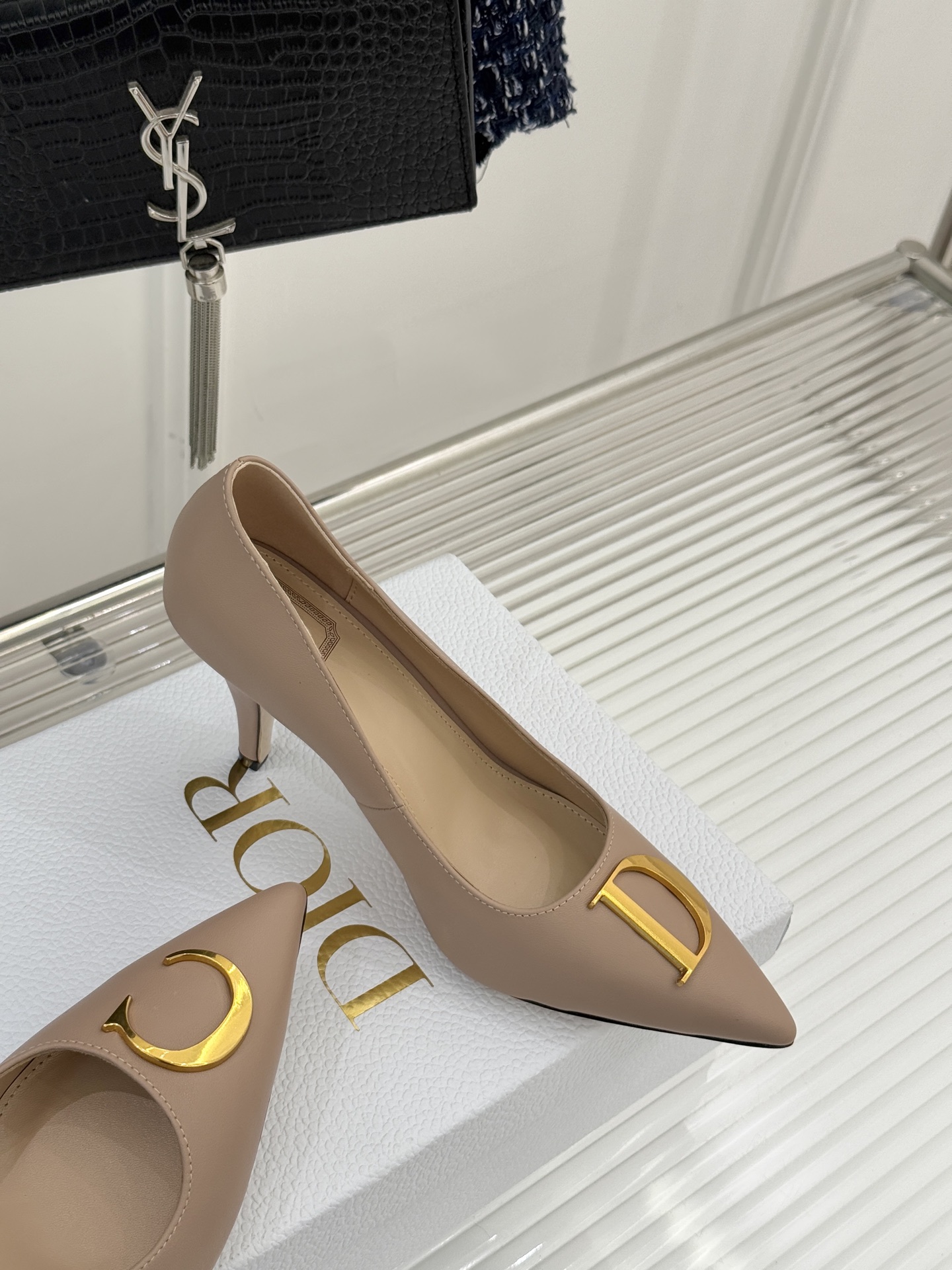 Dior/迪奥25WF新品CD金属扣尖头高跟鞋单鞋这款鞋以利落廓形重塑女性力量美学鞋跟高度拿捏得宜 既衬