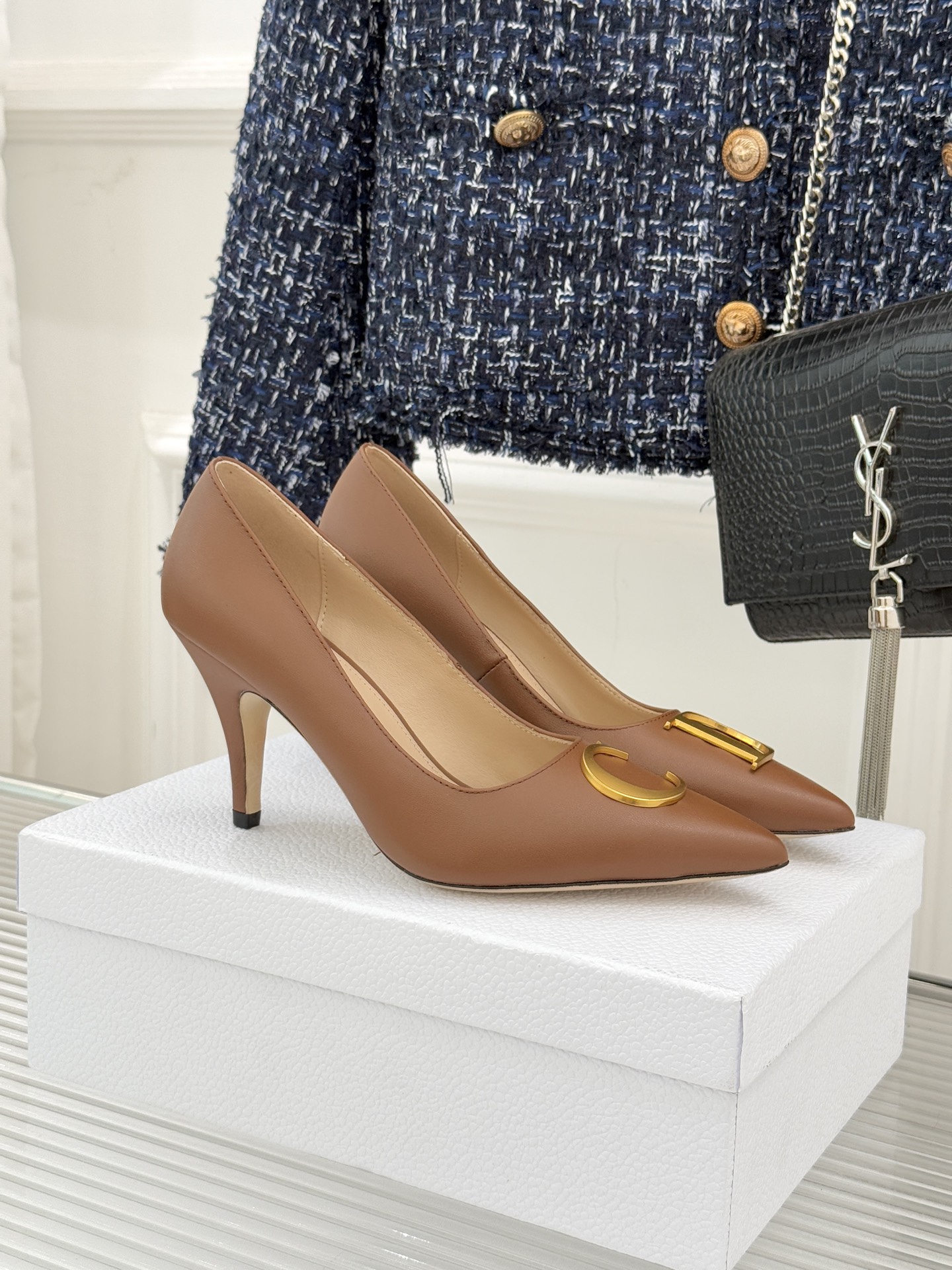 Dior/迪奥25WF新品CD金属扣尖头高跟鞋单鞋这款鞋以利落廓形重塑女性力量美学鞋跟高度拿捏得宜 既衬