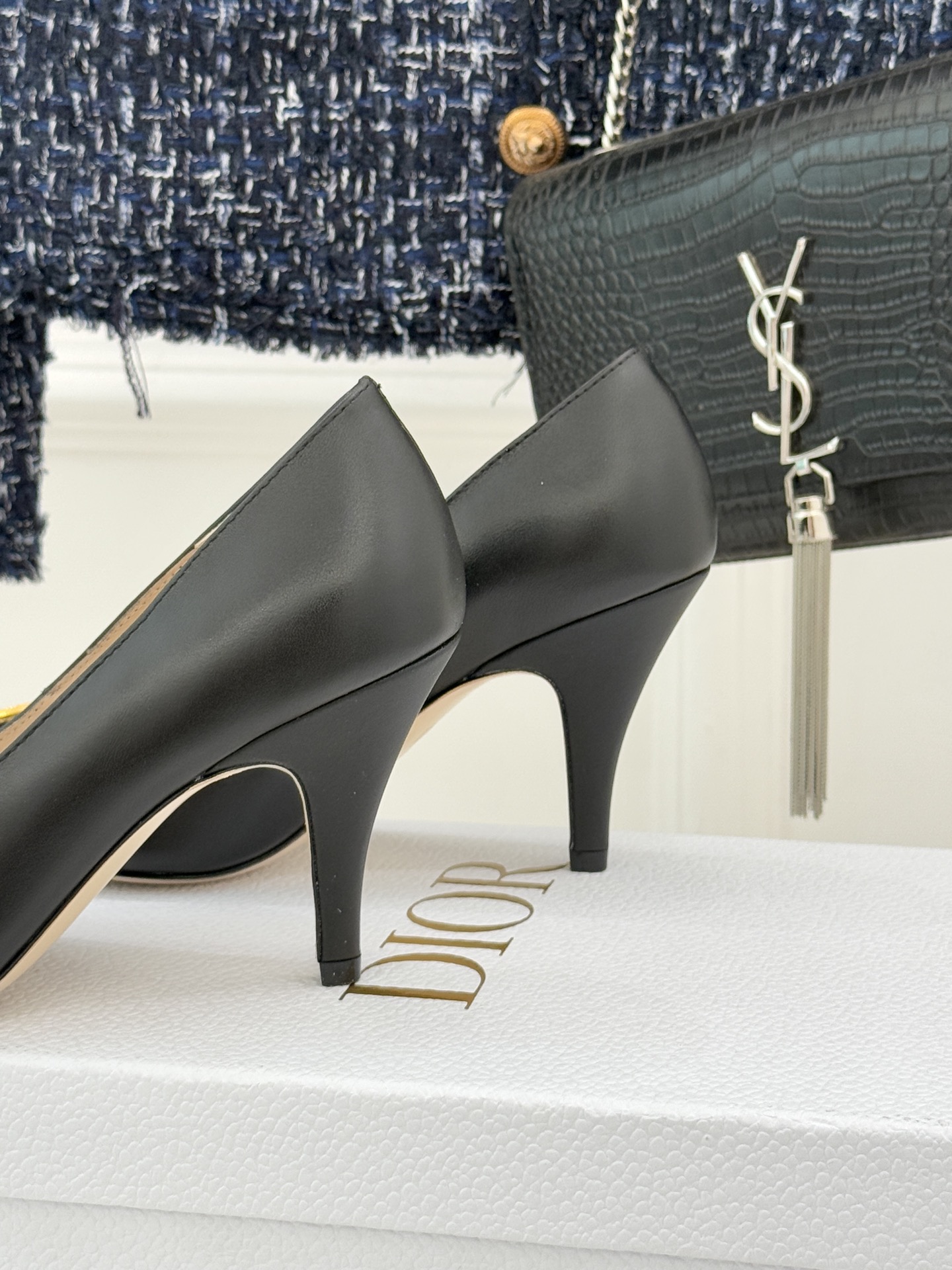 Dior/迪奥25WF新品CD金属扣尖头高跟鞋单鞋这款鞋以利落廓形重塑女性力量美学鞋跟高度拿捏得宜 既衬