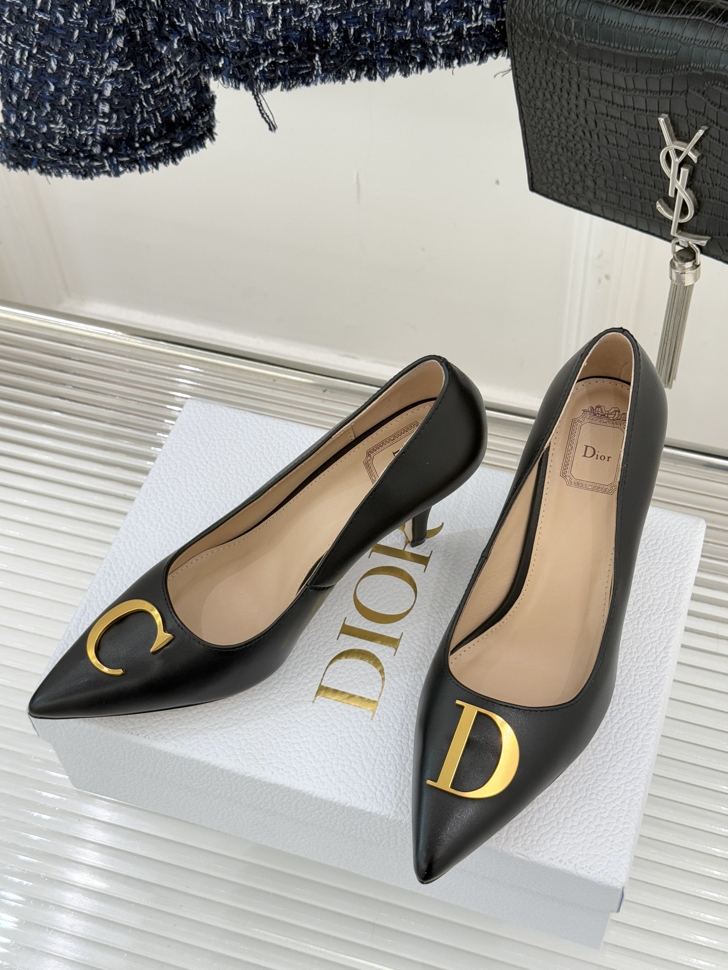 Dior/迪奥25WF新品CD金属扣尖头高跟鞋单鞋这款鞋以利落廓形重塑女性力量美学鞋跟高度拿捏得宜 既衬