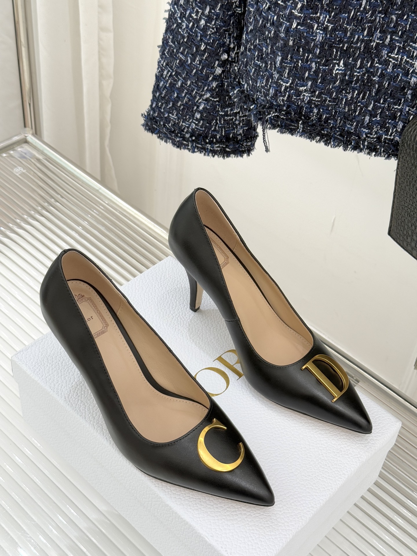 Dior/迪奥25WF新品CD金属扣尖头高跟鞋单鞋这款鞋以利落廓形重塑女性力量美学鞋跟高度拿捏得宜 既衬