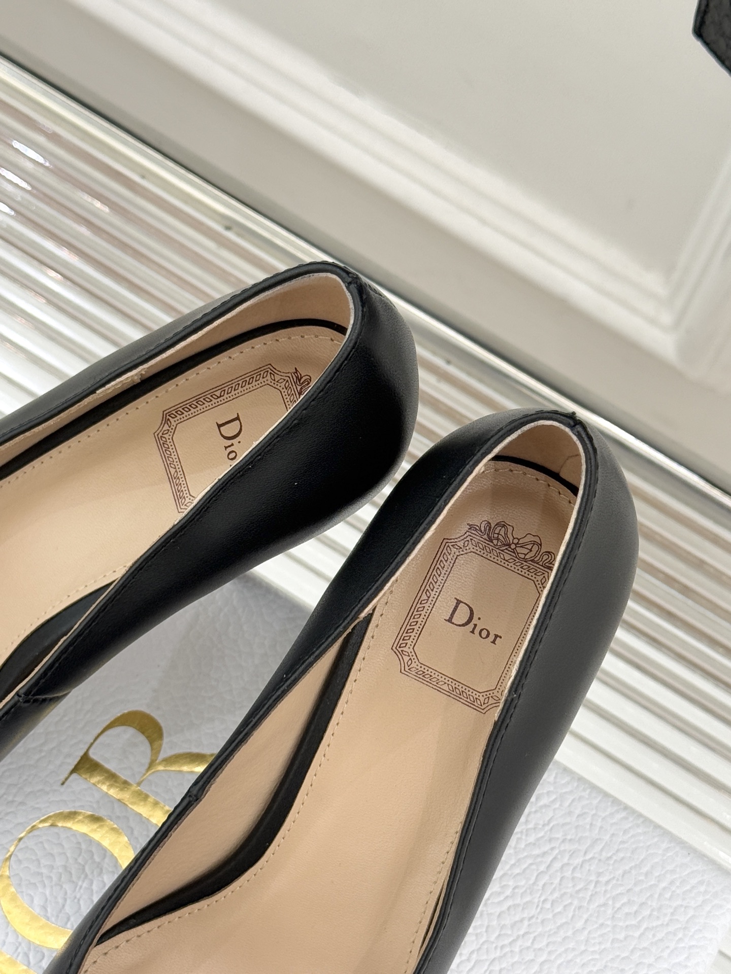 Dior/迪奥25WF新品CD金属扣尖头高跟鞋单鞋这款鞋以利落廓形重塑女性力量美学鞋跟高度拿捏得宜 既衬