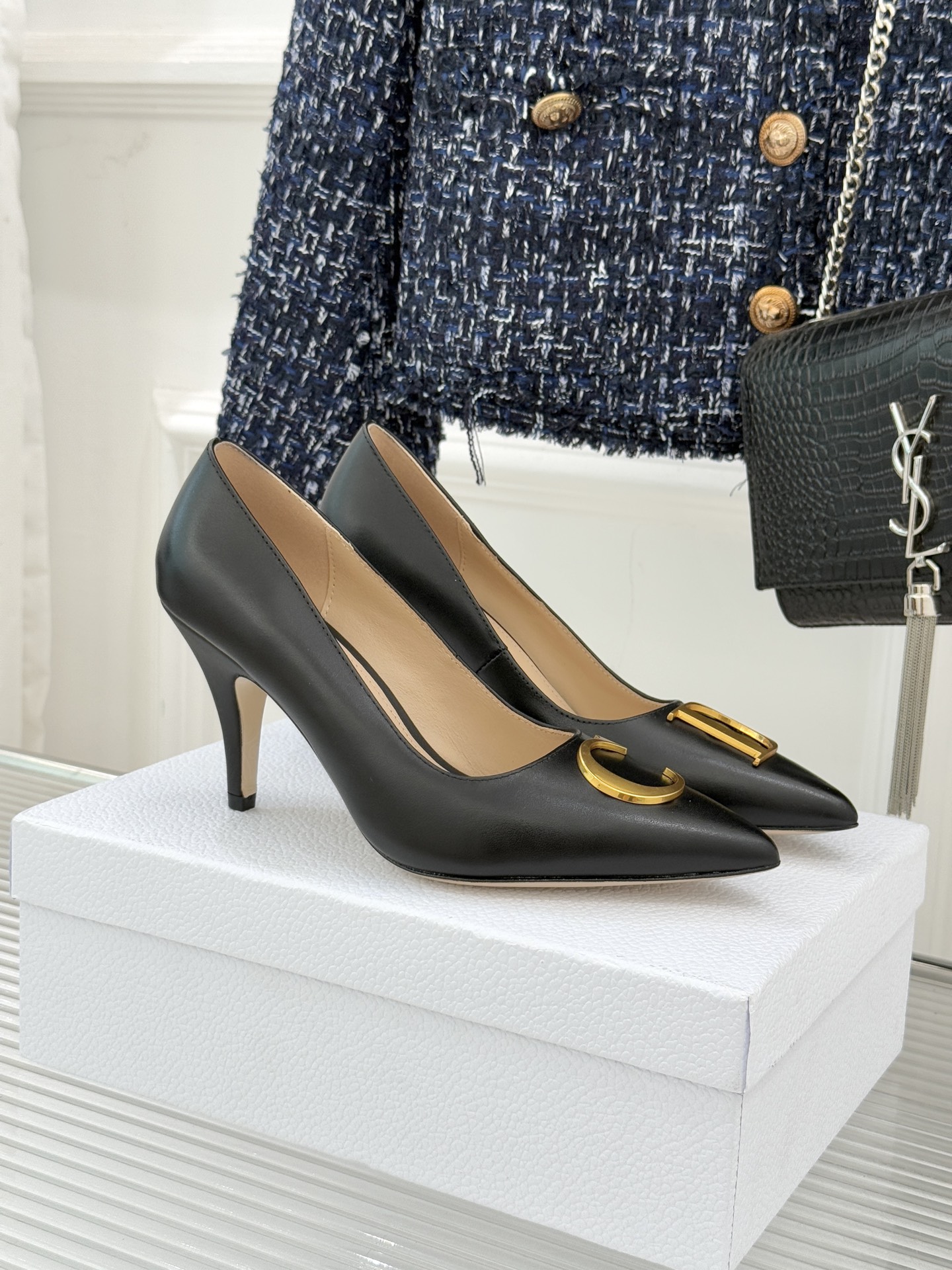 Dior/迪奥25WF新品CD金属扣尖头高跟鞋单鞋这款鞋以利落廓形重塑女性力量美学鞋跟高度拿捏得宜 既衬