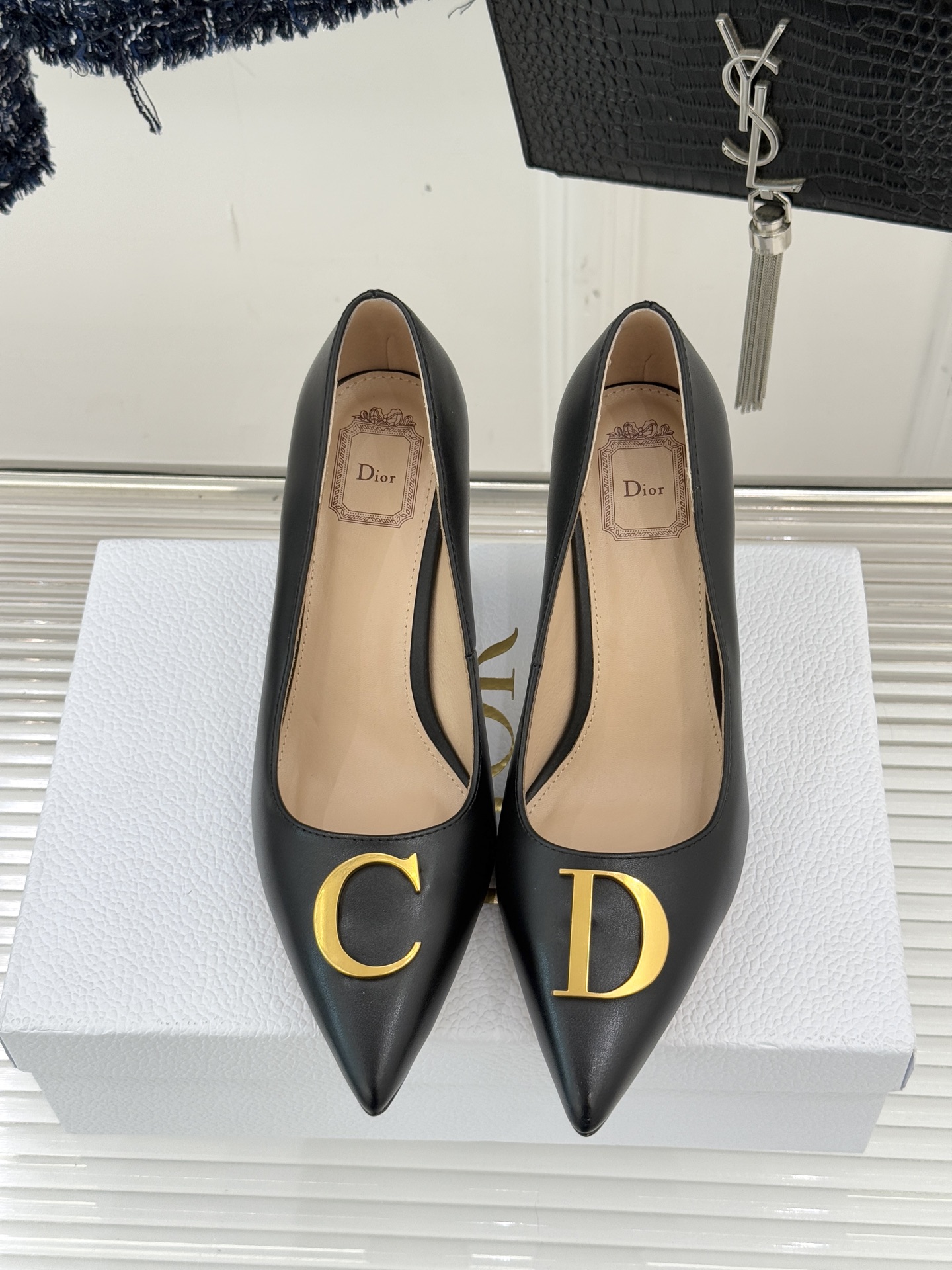 Dior/迪奥25WF新品CD金属扣尖头高跟鞋单鞋这款鞋以利落廓形重塑女性力量美学鞋跟高度拿捏得宜 既衬