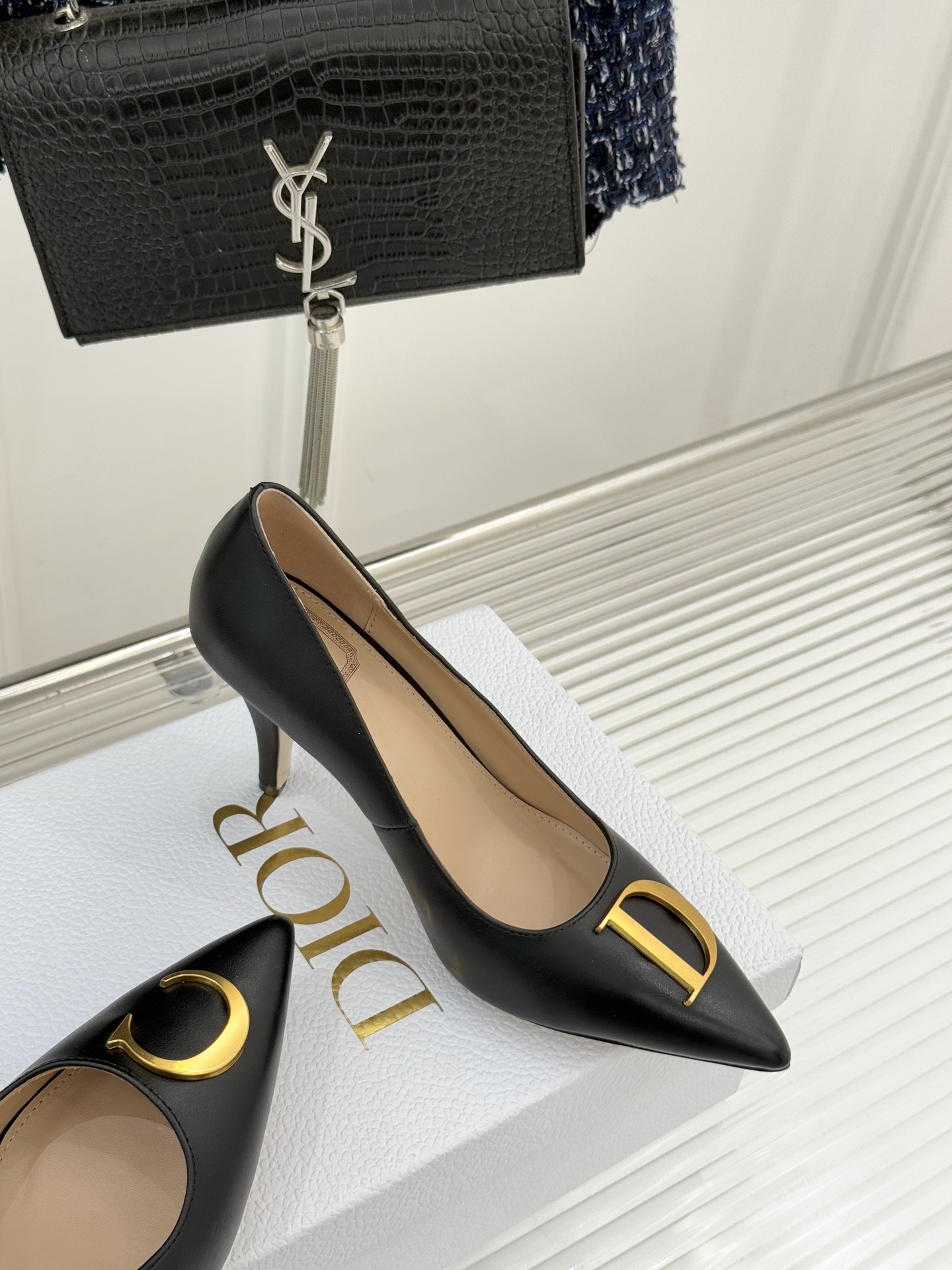 Dior/迪奥25WF新品CD金属扣尖头高跟鞋单鞋这款鞋以利落廓形重塑女性力量美学鞋跟高度拿捏得宜 既衬