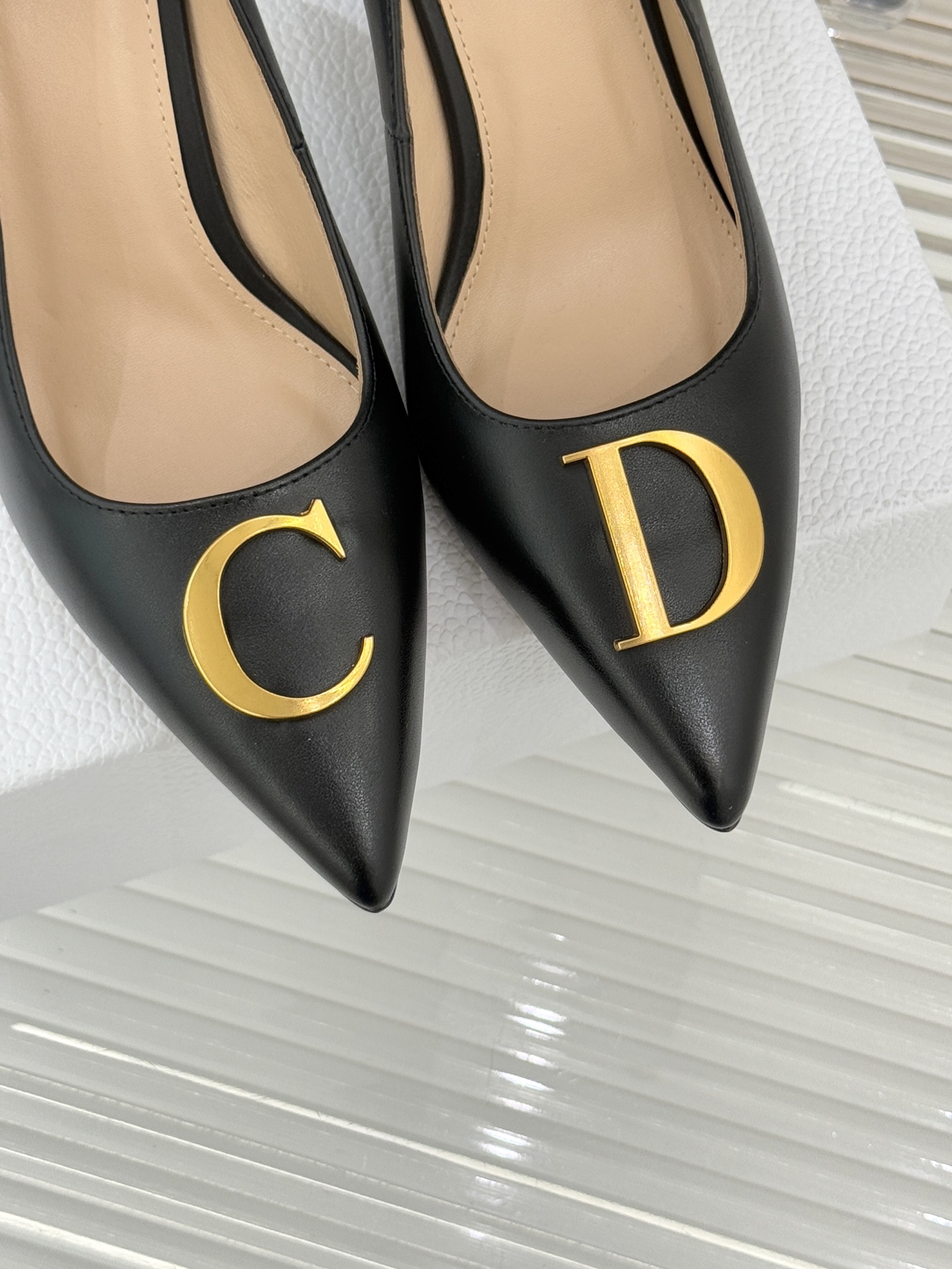 Dior/迪奥25WF新品CD金属扣尖头高跟鞋单鞋这款鞋以利落廓形重塑女性力量美学鞋跟高度拿捏得宜 既衬