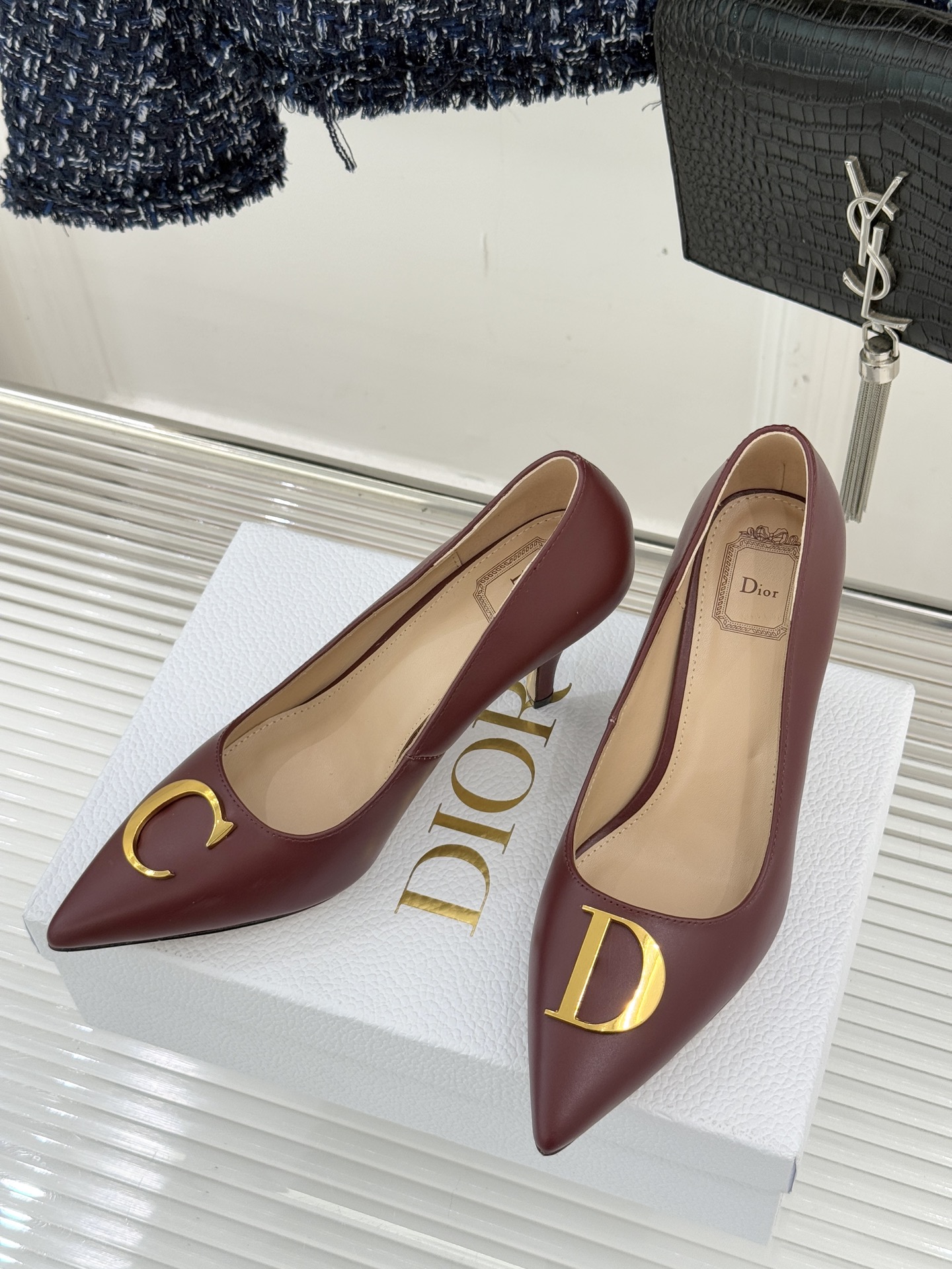 Dior/迪奥25WF新品CD金属扣尖头高跟鞋单鞋这款鞋以利落廓形重塑女性力量美学鞋跟高度拿捏得宜 既衬