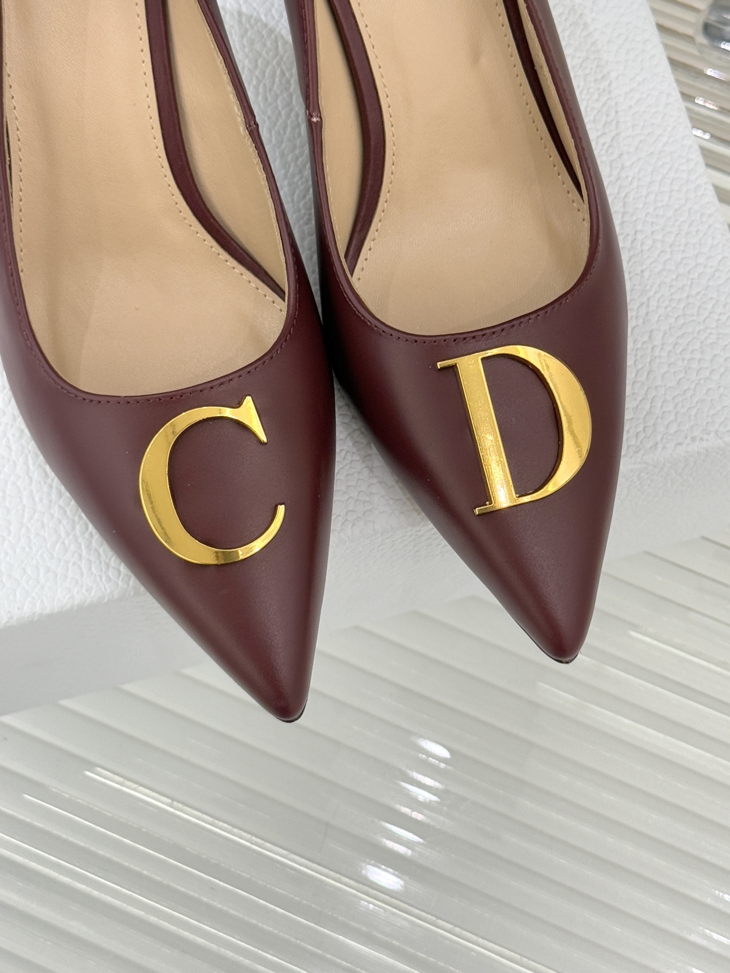 Dior/迪奥25WF新品CD金属扣尖头高跟鞋单鞋这款鞋以利落廓形重塑女性力量美学鞋跟高度拿捏得宜 既衬