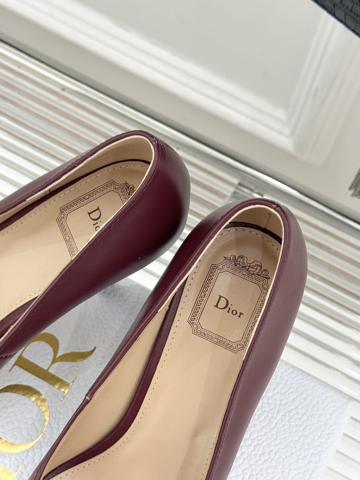 Dior/迪奥25WF新品CD金属扣尖头高跟鞋单鞋这款鞋以利落廓形重塑女性力量美学鞋跟高度拿捏得宜 既衬