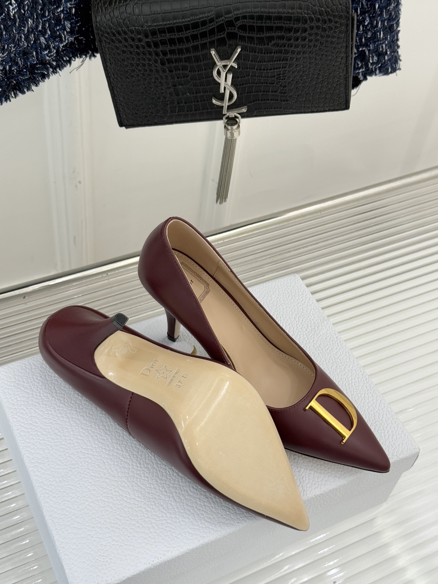 Dior/迪奥25WF新品CD金属扣尖头高跟鞋单鞋这款鞋以利落廓形重塑女性力量美学鞋跟高度拿捏得宜 既衬