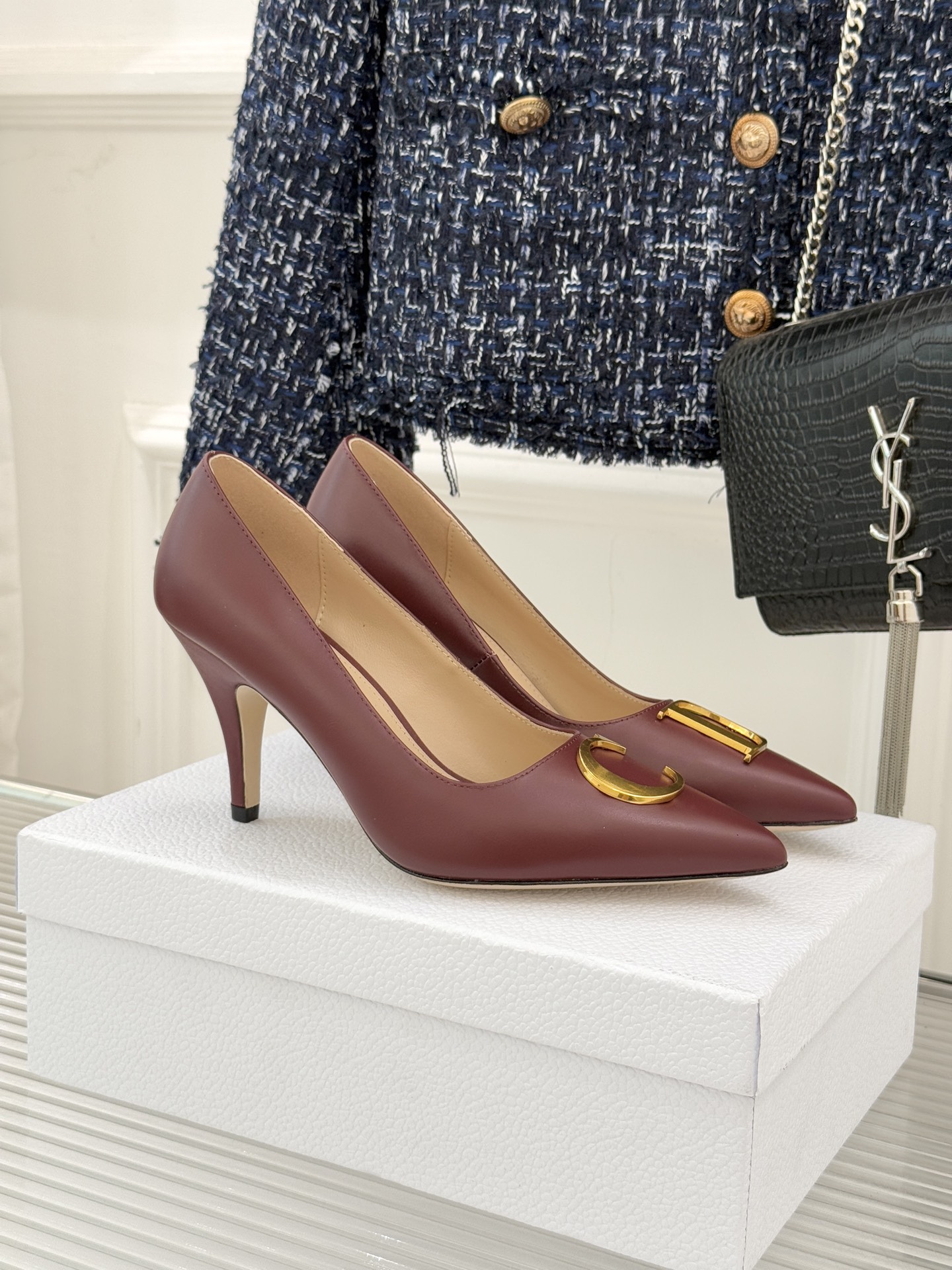 Dior/迪奥25WF新品CD金属扣尖头高跟鞋单鞋这款鞋以利落廓形重塑女性力量美学鞋跟高度拿捏得宜 既衬