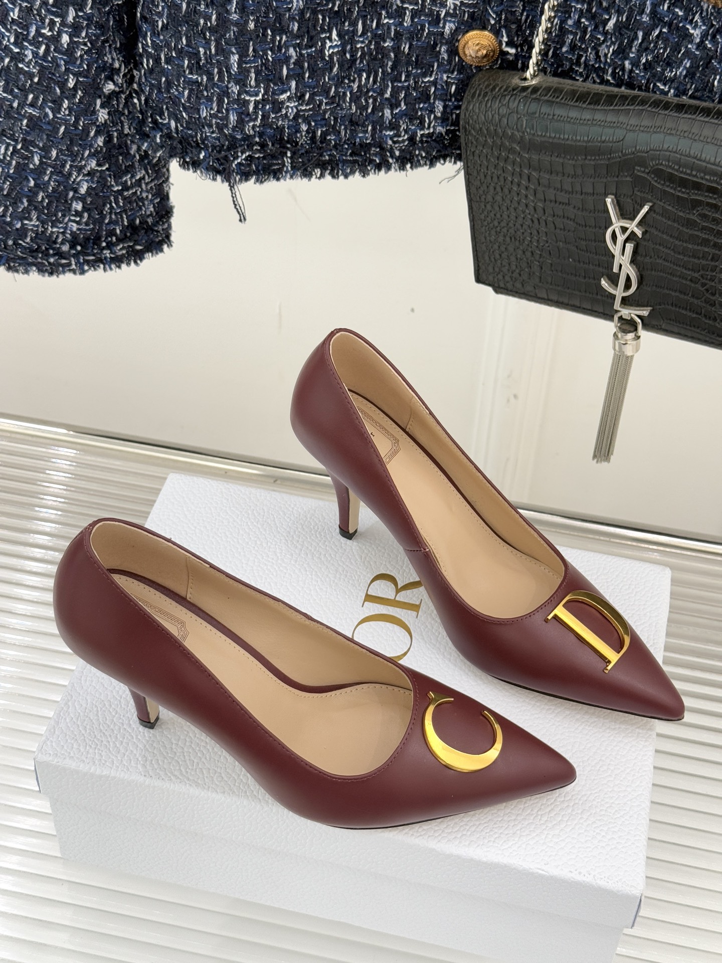 Dior/迪奥25WF新品CD金属扣尖头高跟鞋单鞋这款鞋以利落廓形重塑女性力量美学鞋跟高度拿捏得宜 既衬