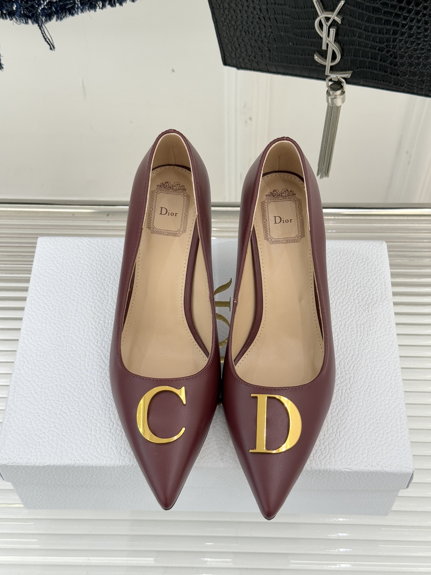 Dior/迪奥25WF新品CD金属扣尖头高跟鞋单鞋这款鞋以利落廓形重塑女性力量美学鞋跟高度拿捏得宜 既衬