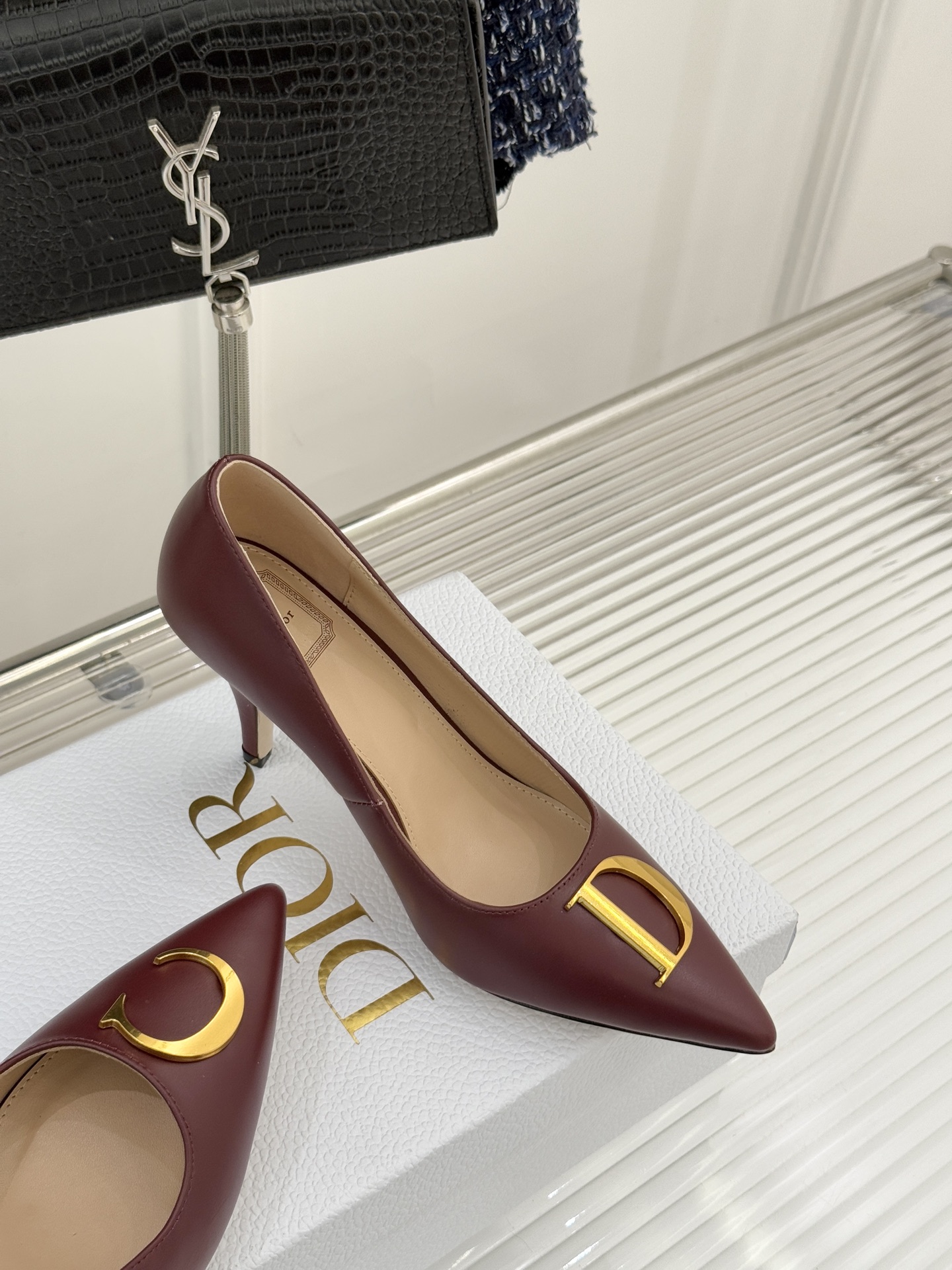 Dior/迪奥25WF新品CD金属扣尖头高跟鞋单鞋这款鞋以利落廓形重塑女性力量美学鞋跟高度拿捏得宜 既衬