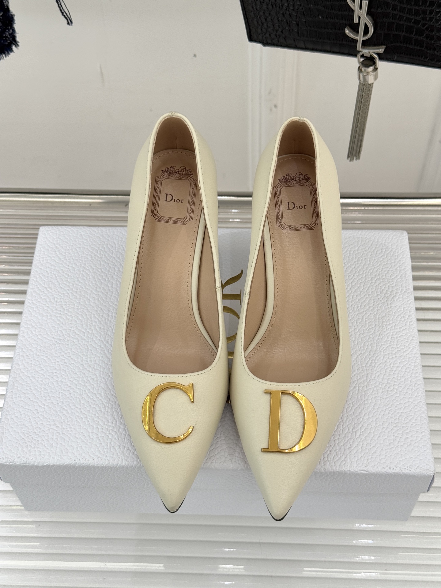 Dior/迪奥25WF新品CD金属扣尖头高跟鞋单鞋这款鞋以利落廓形重塑女性力量美学鞋跟高度拿捏得宜 既衬