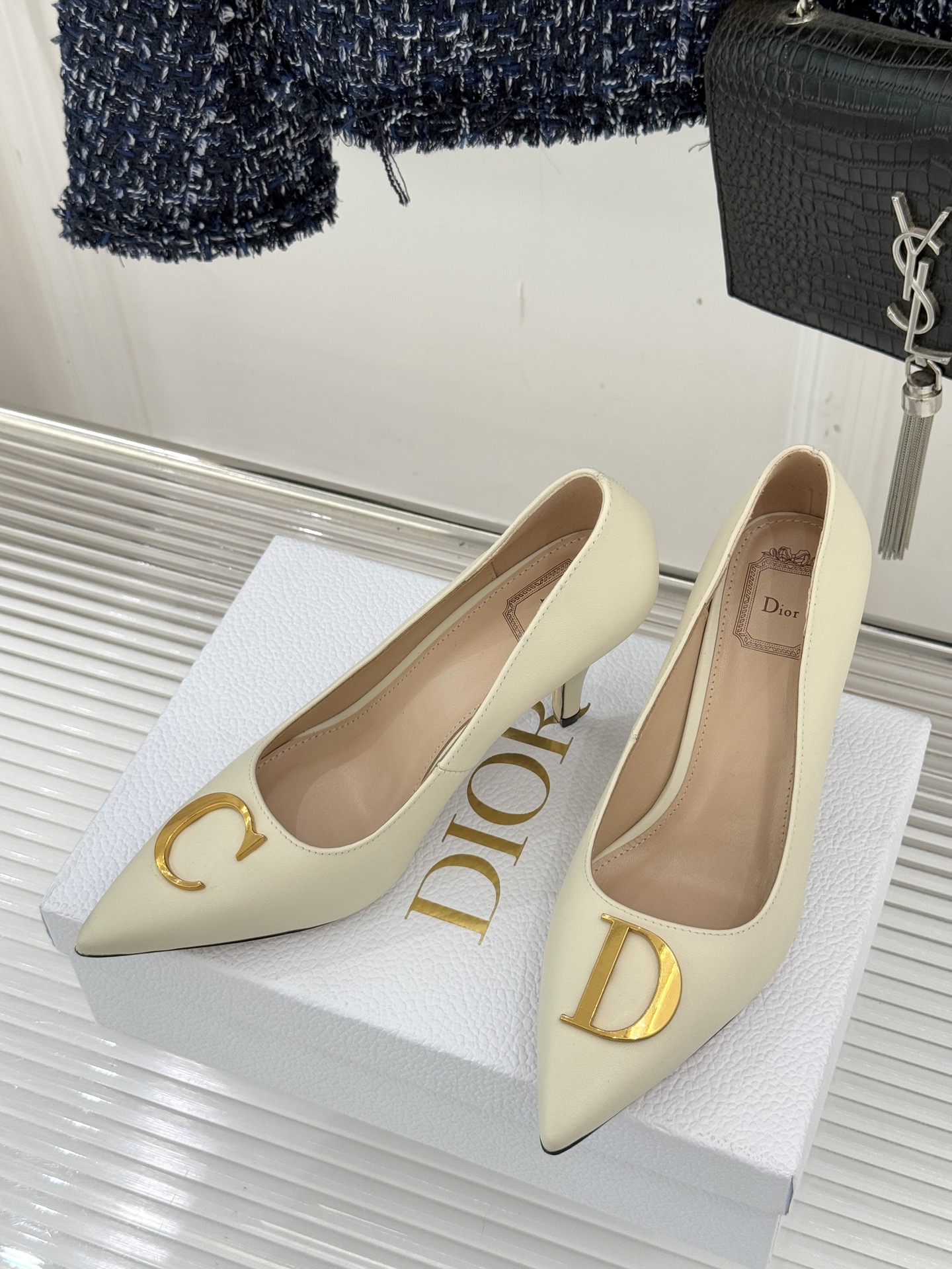 Dior/迪奥25WF新品CD金属扣尖头高跟鞋单鞋这款鞋以利落廓形重塑女性力量美学鞋跟高度拿捏得宜 既衬