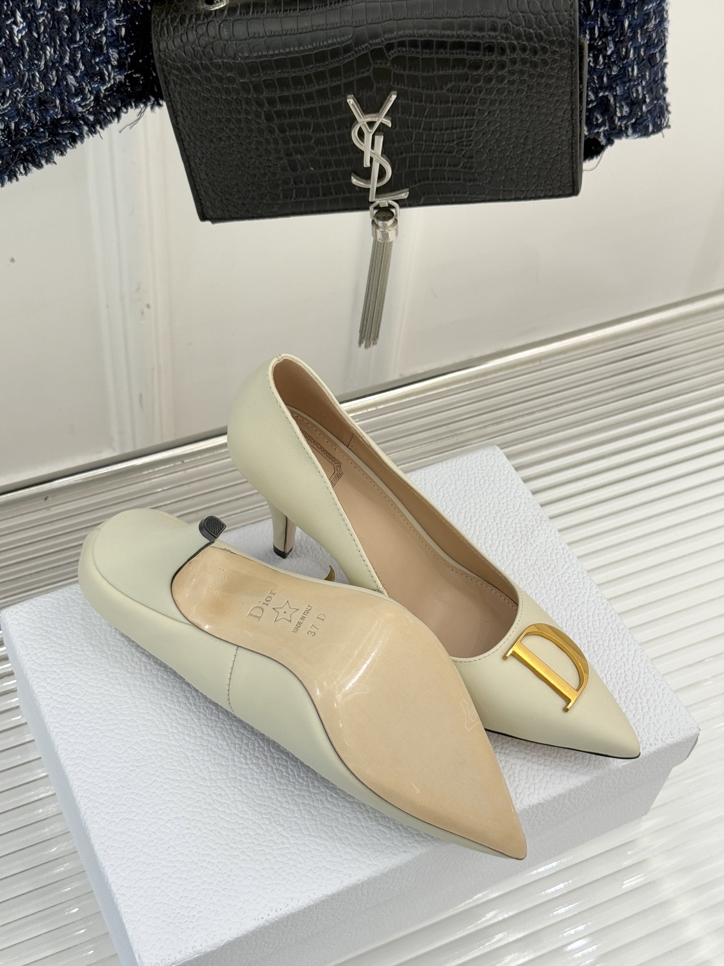 Dior/迪奥25WF新品CD金属扣尖头高跟鞋单鞋这款鞋以利落廓形重塑女性力量美学鞋跟高度拿捏得宜 既衬