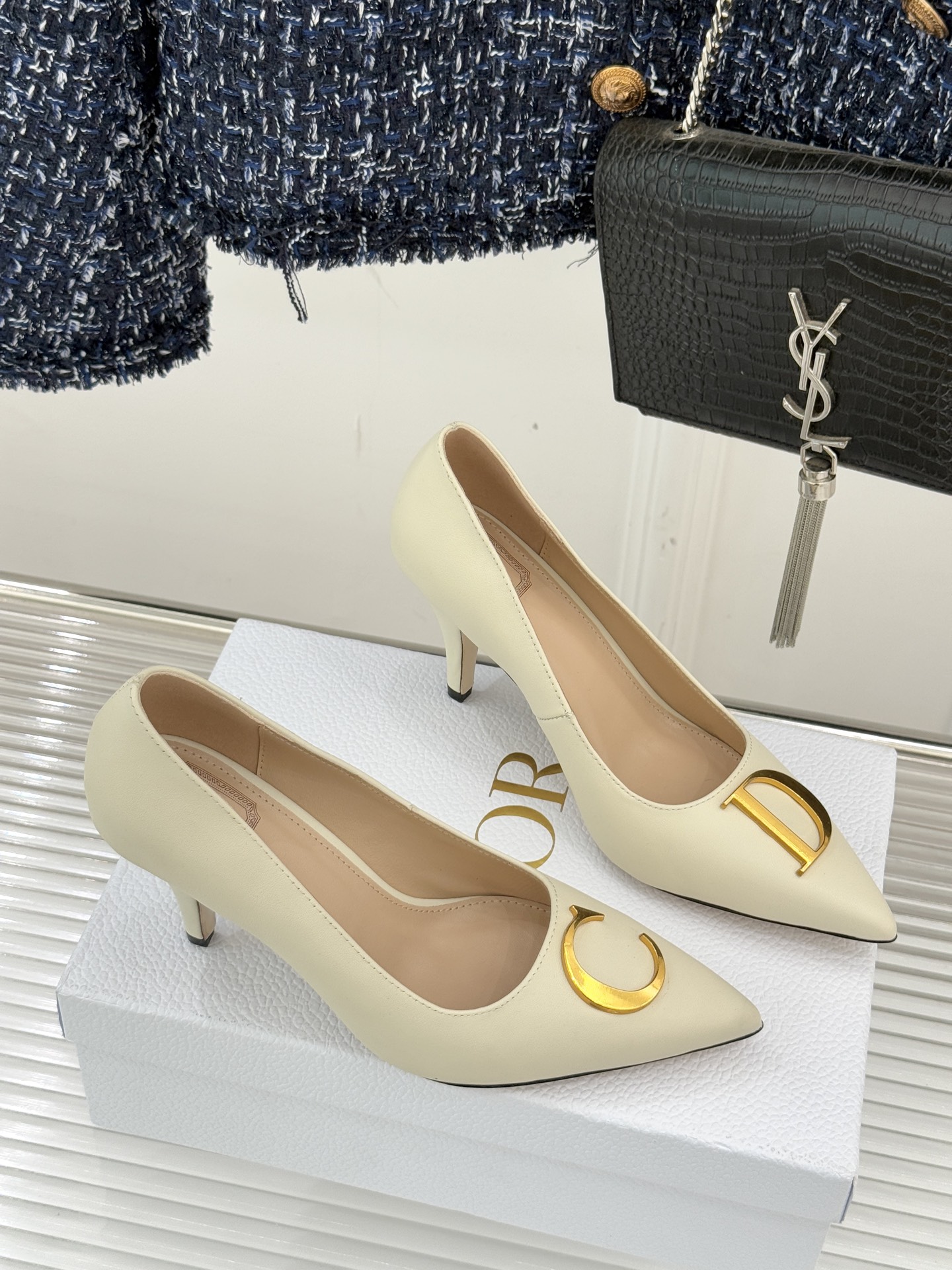 Dior/迪奥25WF新品CD金属扣尖头高跟鞋单鞋这款鞋以利落廓形重塑女性力量美学鞋跟高度拿捏得宜 既衬