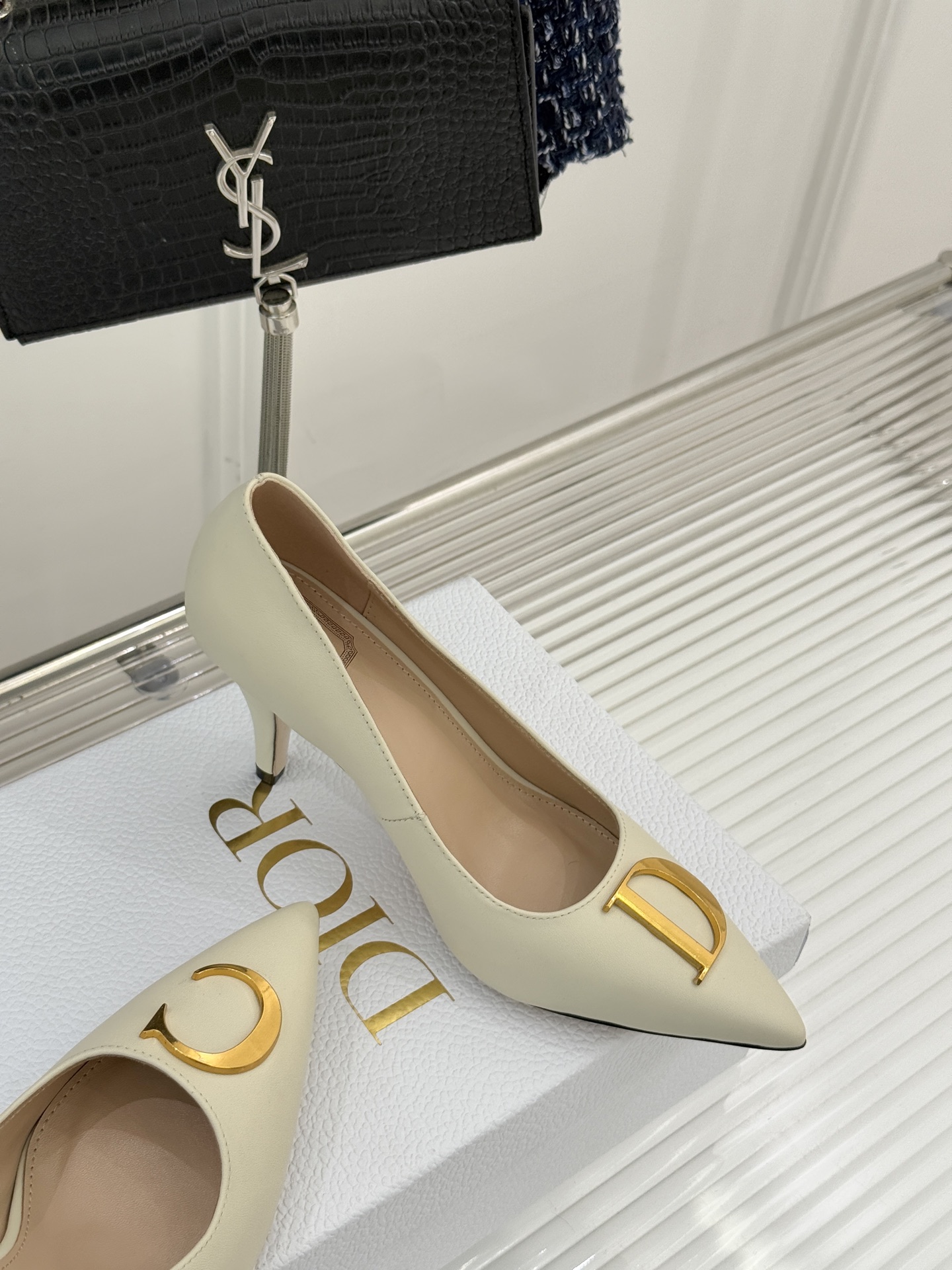 Dior/迪奥25WF新品CD金属扣尖头高跟鞋单鞋这款鞋以利落廓形重塑女性力量美学鞋跟高度拿捏得宜 既衬