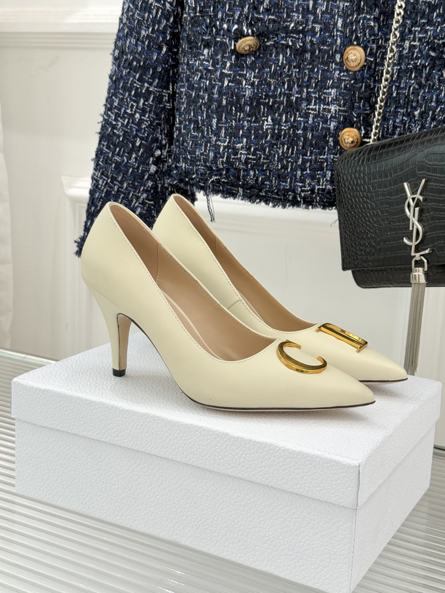 Dior/迪奥25WF新品CD金属扣尖头高跟鞋单鞋这款鞋以利落廓形重塑女性力量美学鞋跟高度拿捏得宜 既衬