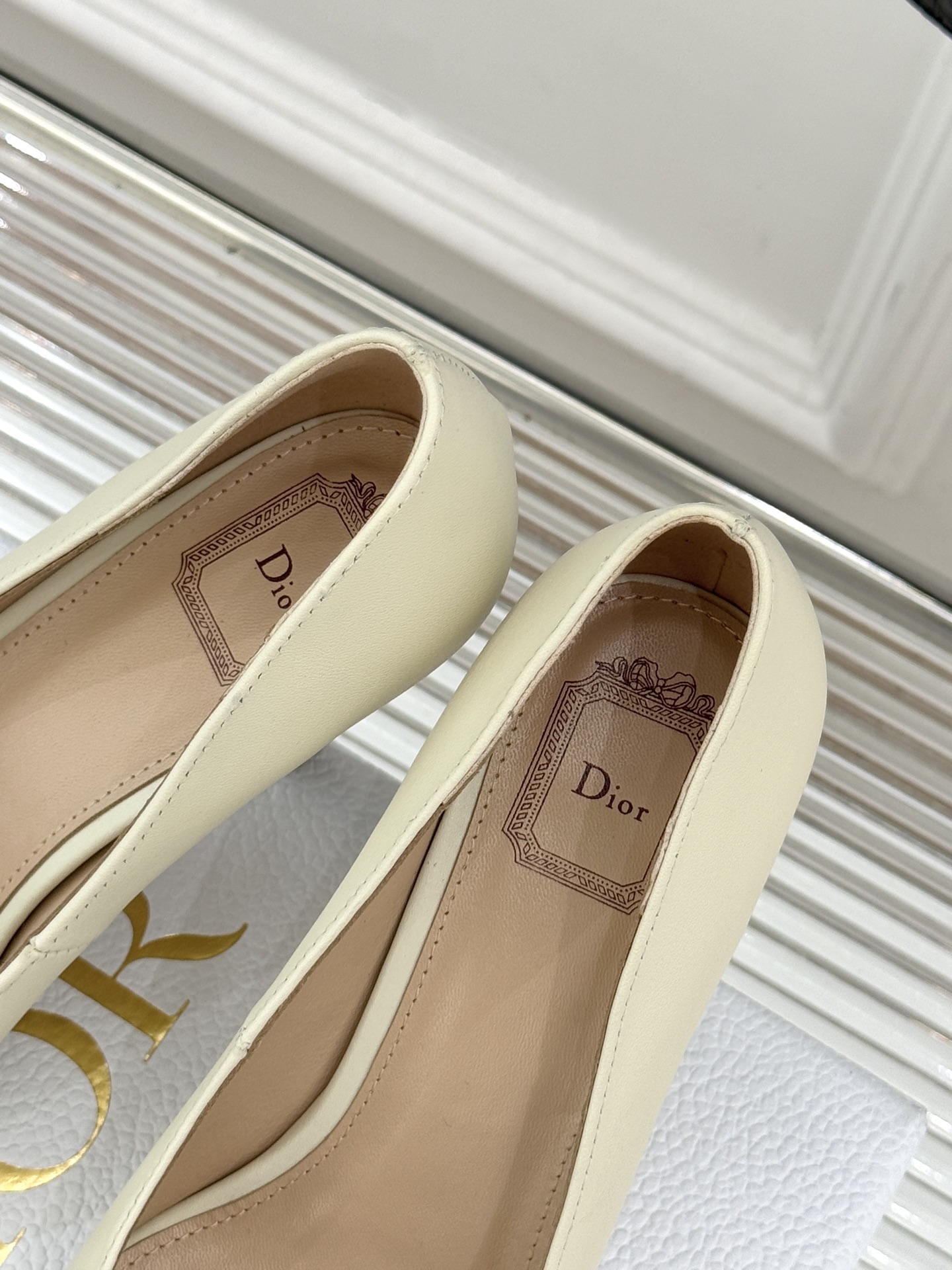 Dior/迪奥25WF新品CD金属扣尖头高跟鞋单鞋这款鞋以利落廓形重塑女性力量美学鞋跟高度拿捏得宜 既衬