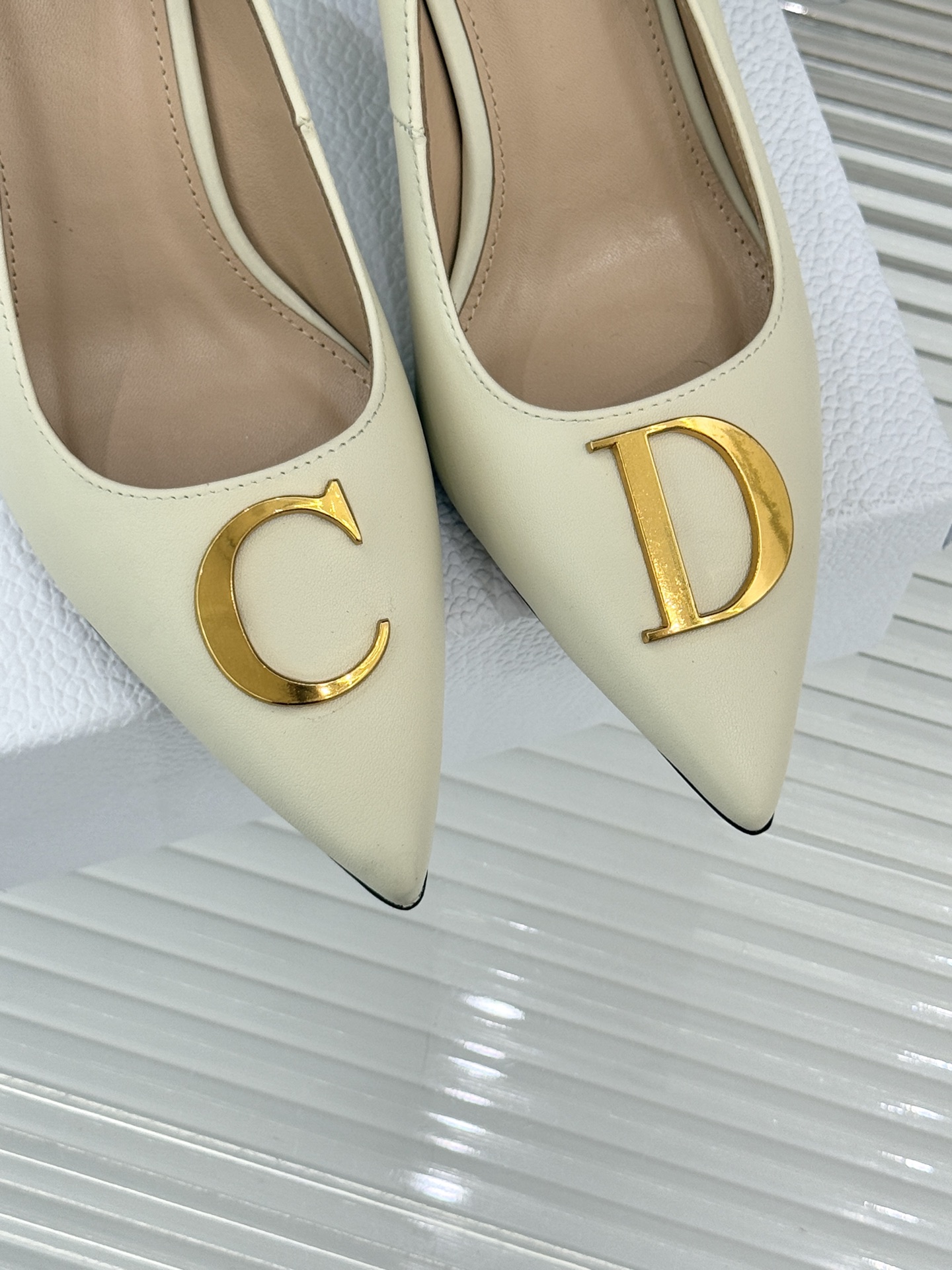 Dior/迪奥25WF新品CD金属扣尖头高跟鞋单鞋这款鞋以利落廓形重塑女性力量美学鞋跟高度拿捏得宜 既衬