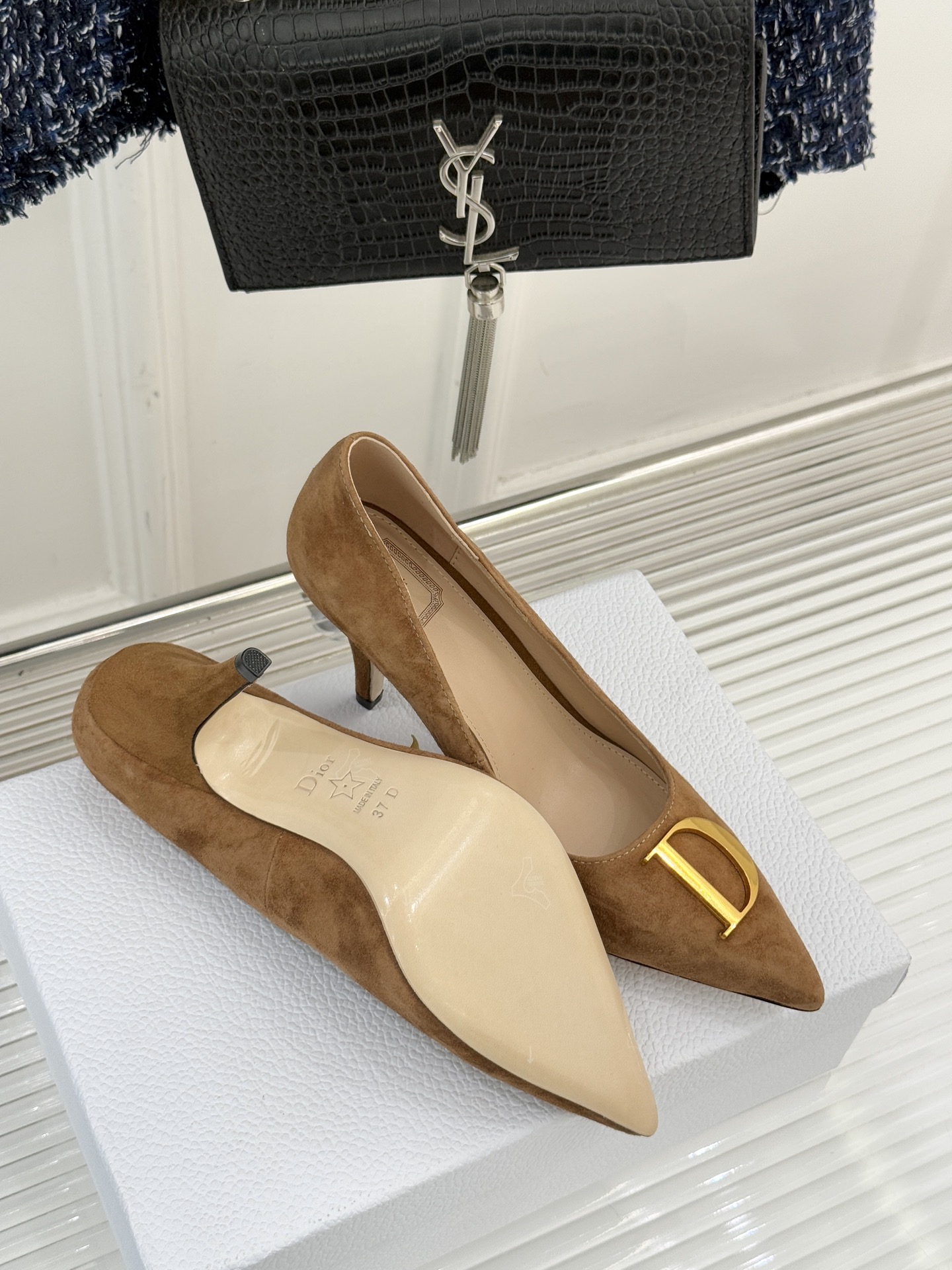 Dior/迪奥25WF新品CD金属扣尖头高跟鞋单鞋这款鞋以利落廓形重塑女性力量美学鞋跟高度拿捏得宜 既衬