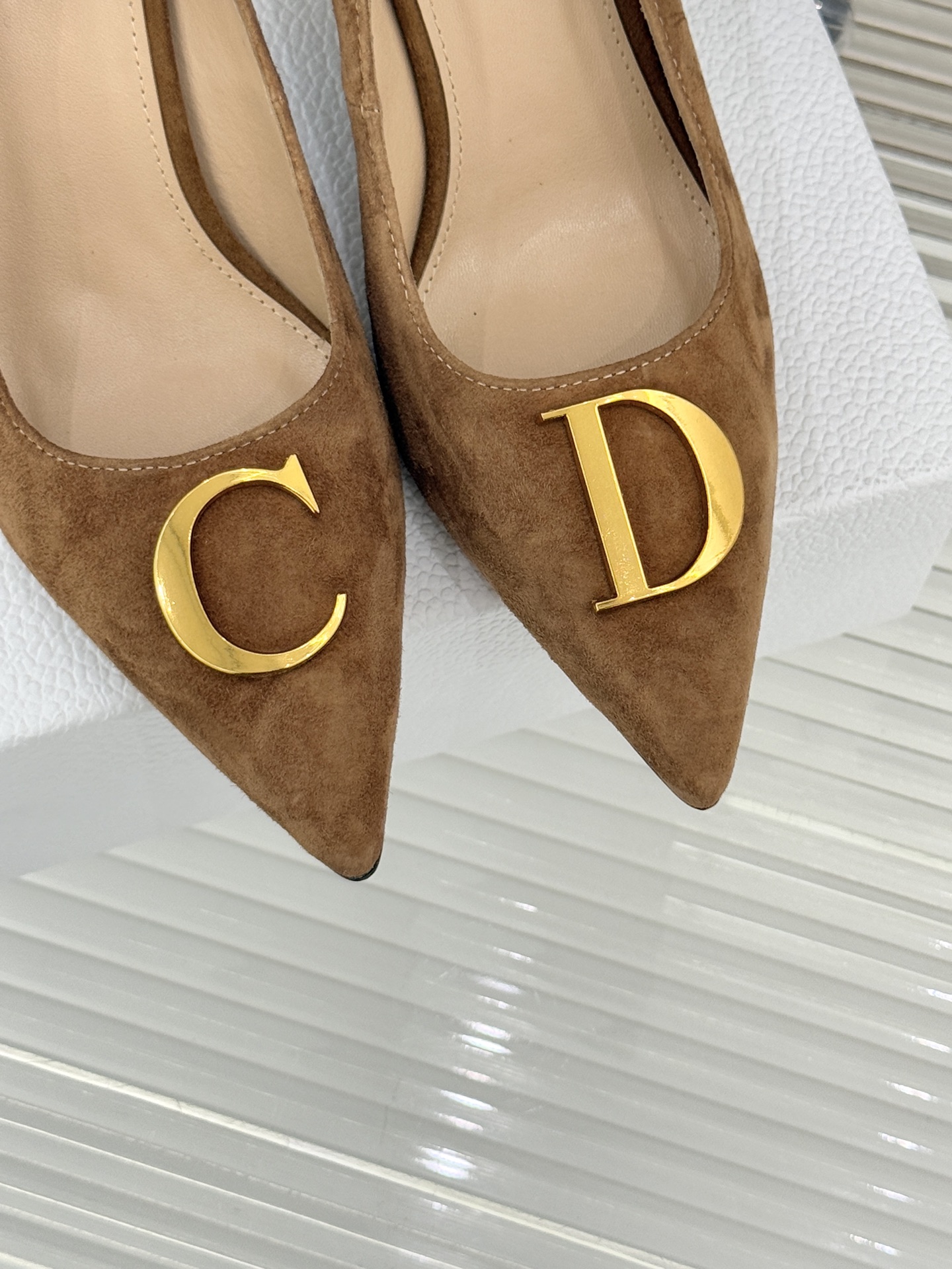 Dior/迪奥25WF新品CD金属扣尖头高跟鞋单鞋这款鞋以利落廓形重塑女性力量美学鞋跟高度拿捏得宜 既衬